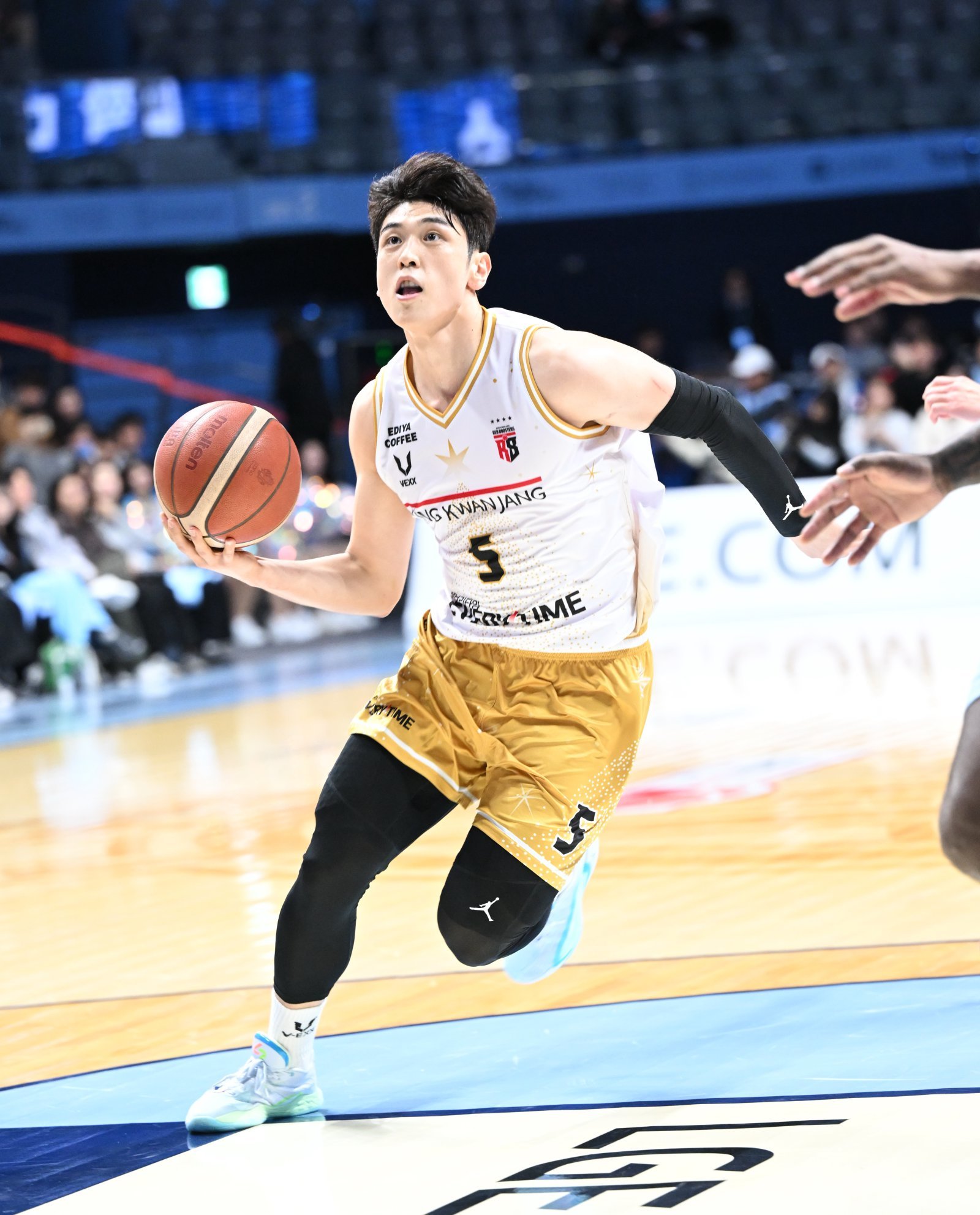 정관장 변준형(사진, 왼쪽)은 9일 고양서 열린 소노와 원정경기서 18점을 몰아치며 주포 오브라이언트가 빠진 팀을 구해냈다. 사진제공|KBL