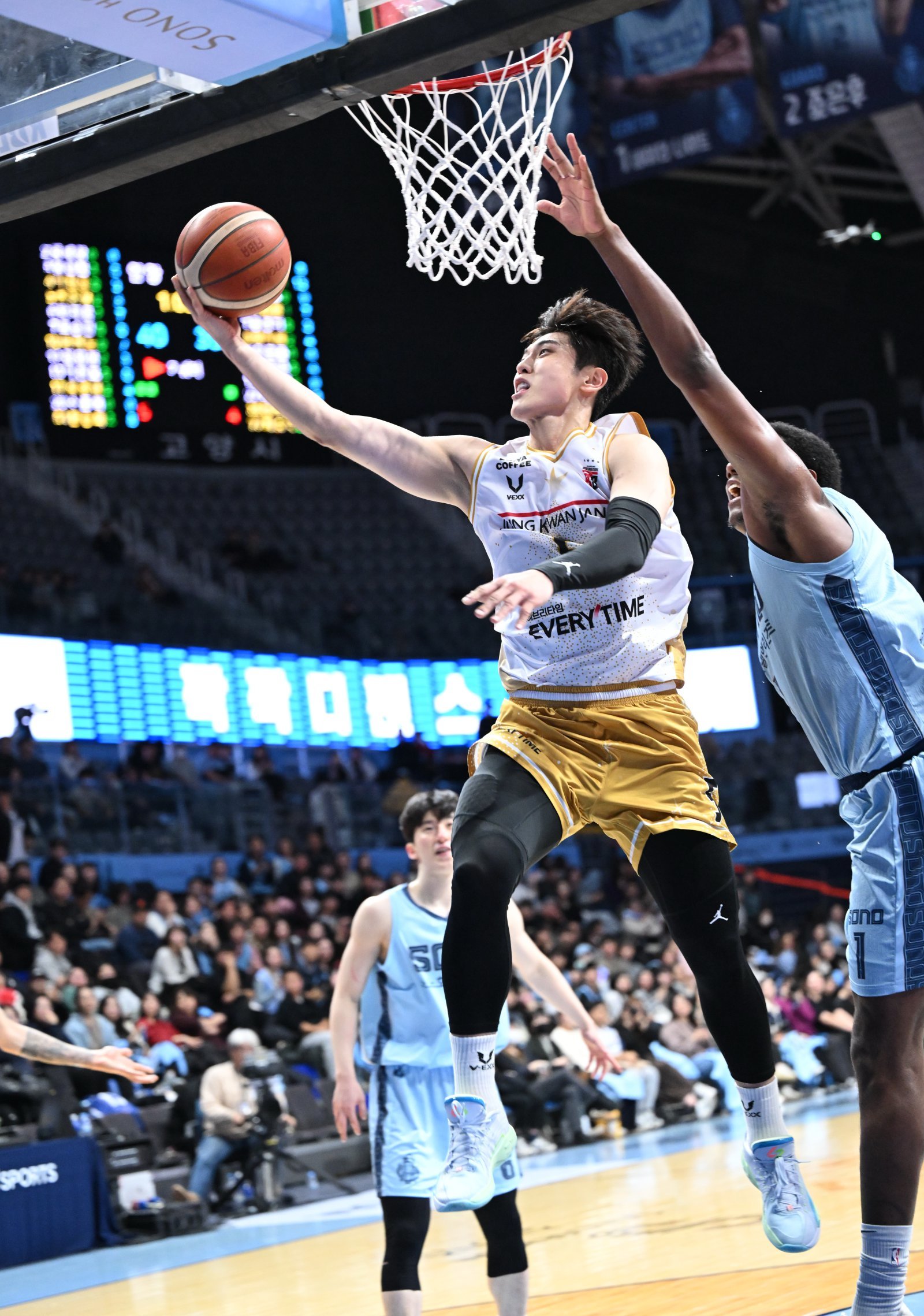 정관장 변준형(사진, 왼쪽)은 9일 고양서 열린 소노와 원정경기서 18점을 몰아치며 주포 오브라이언트가 빠진 팀을 구해냈다. 사진제공|KBL