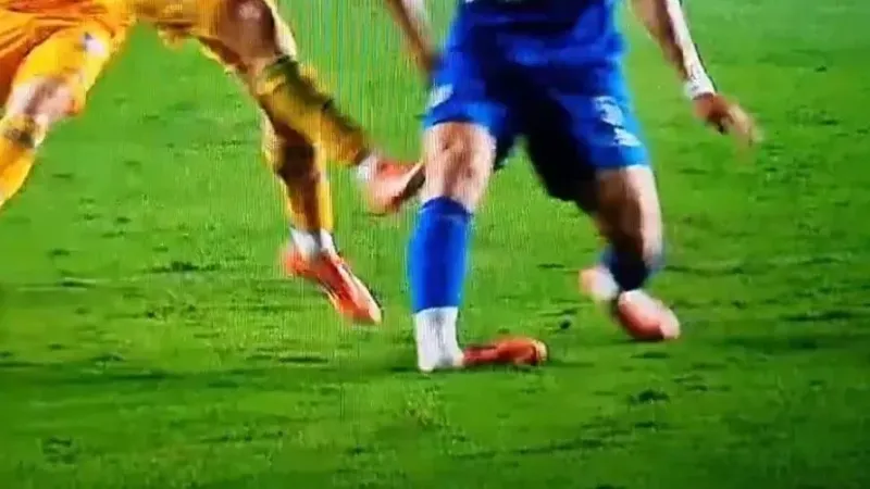 멕시코대표팀 수비수 오로스코(오른쪽)가 7일(한국시간) 멕시코 몬테레이의 에스타디오 유니베르시타리오에서 열린 티그레스와 2025 리가 MX 아페투라 4강 2차전 도중 후반 35분 상대 슈팅을 막다 오른쪽 발목이 꺾여 이탈했다. 사진출처│소이 풋볼 홈페이지