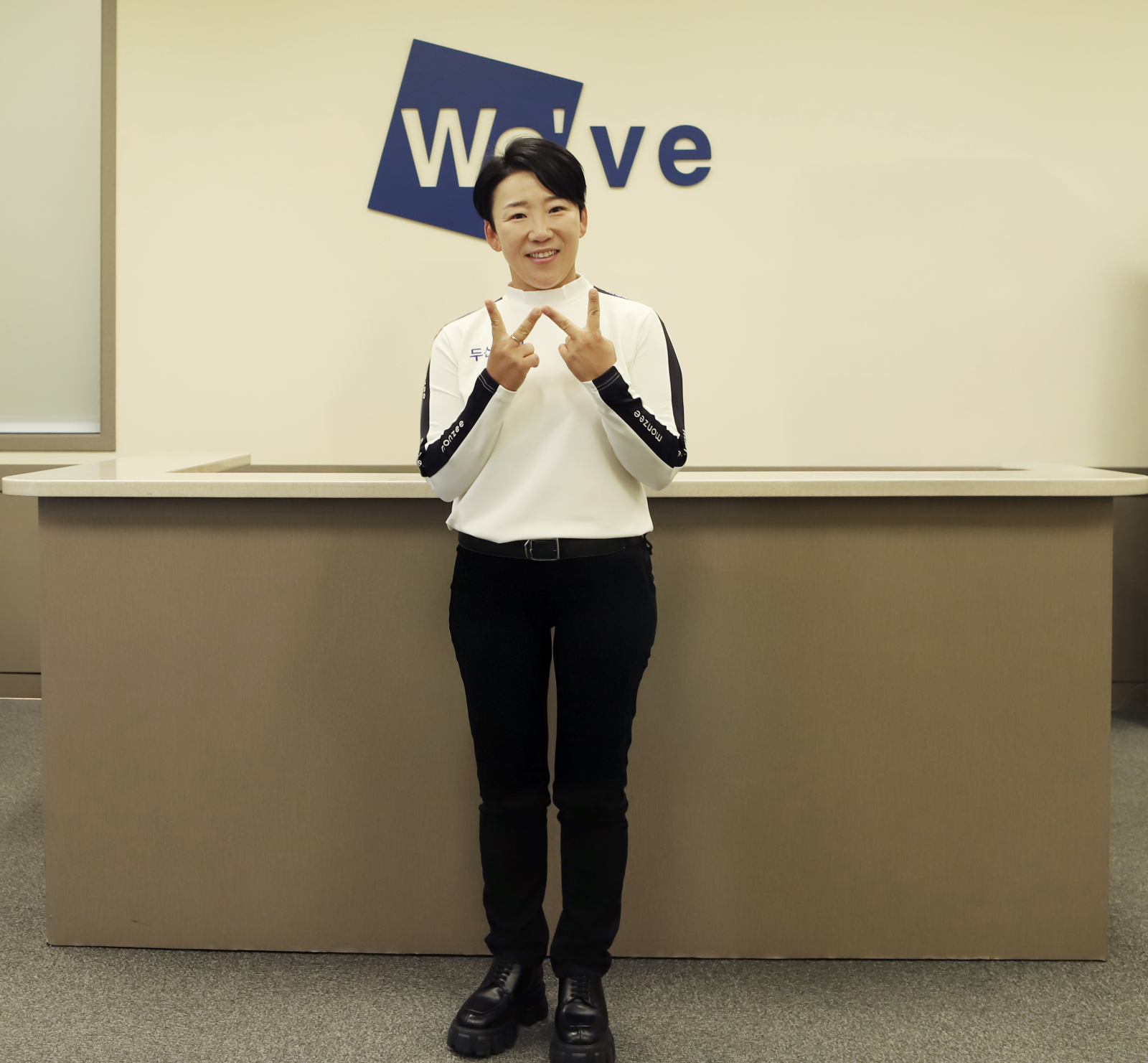 한국 여자골프의 ‘살아있는 전설’ 신지애가 9일 서울 강남구 논현동 두산건설 본사에서 양 쪽 손가락을 펼쳐 두산건설 We’ve의 ‘W’를 표현하며 환하게 웃고 있다. 사진제공 | 두산건설