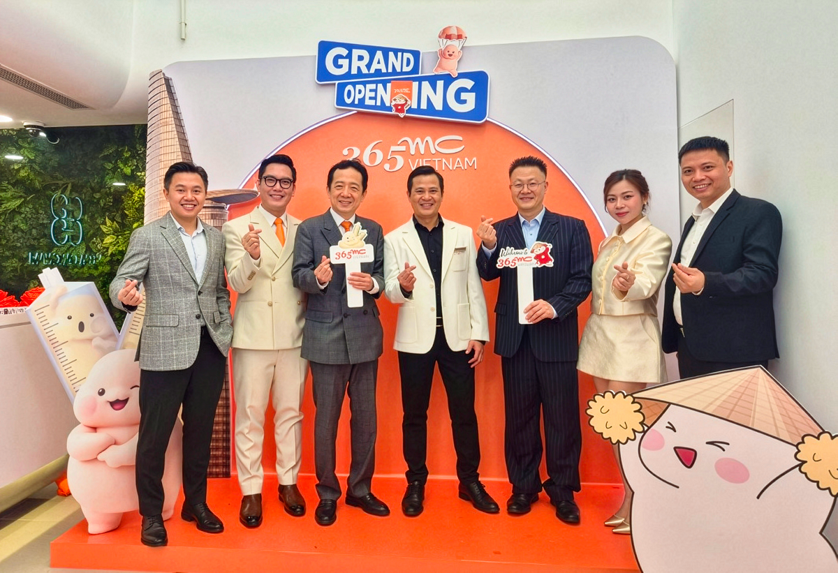 ‘MG 365mc 베트남’ 개소식에서 관계자들과 기념 촬영을 하고 있는 김남철 365mc 대표(왼쪽 세 번째). 사진제공｜365mc