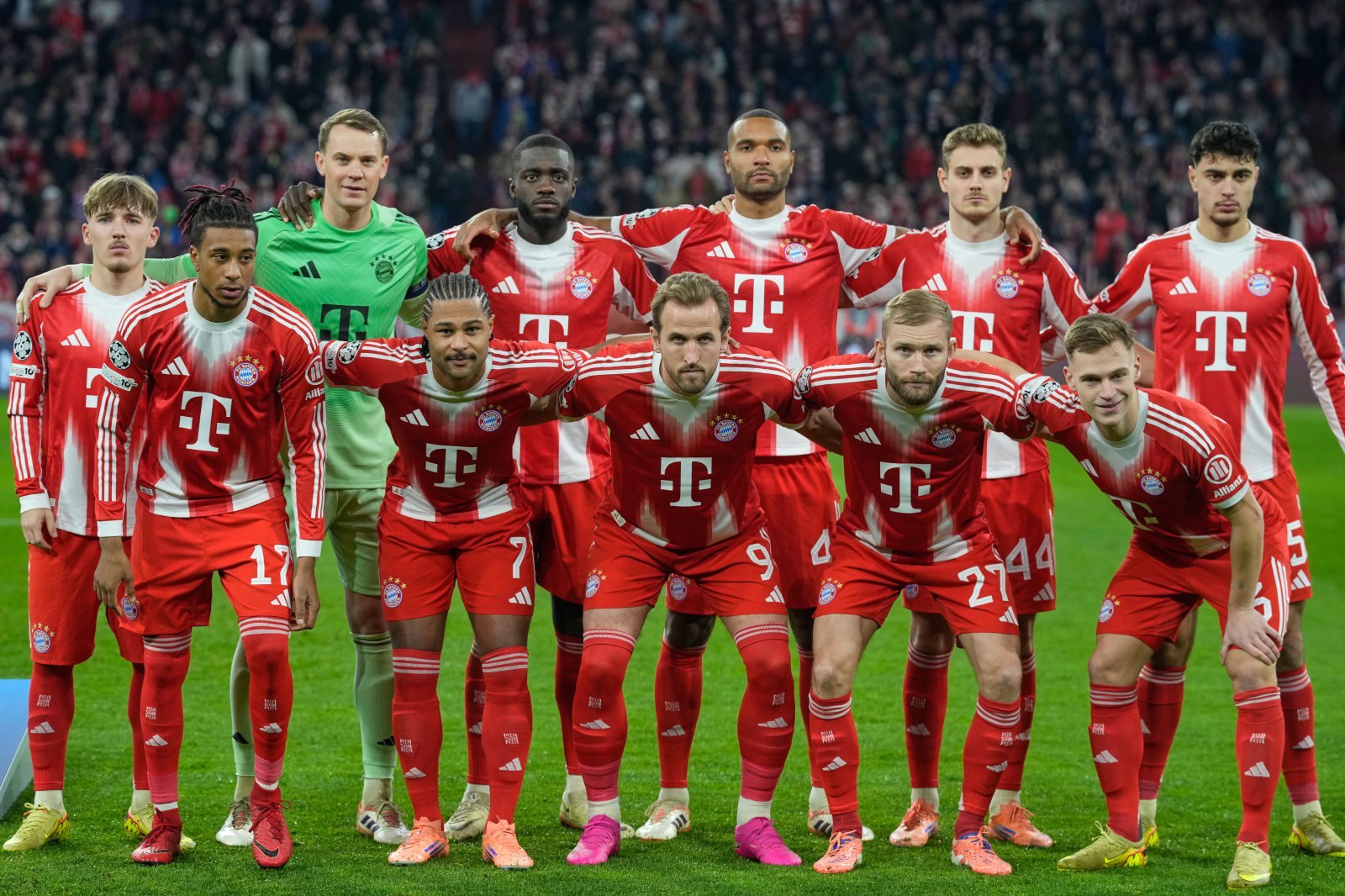 바이에른 뮌헨은 뮌헨은 10일(한국시간) 독일 뮌헨의 알리안츠 아레나에서 열린 스포르팅(포르투갈)과 2025~2026시즌 유럽축구연맹(UEFA) 챔피언스리그(UCL) 리그 페이즈 6차전 홈경기서 3-1 역전승을  거뒀다. 경기를 앞두고 기념촬영을 하는 바이에른 뮌헨 선수들. 뮌헨(독일)｜AP뉴시스