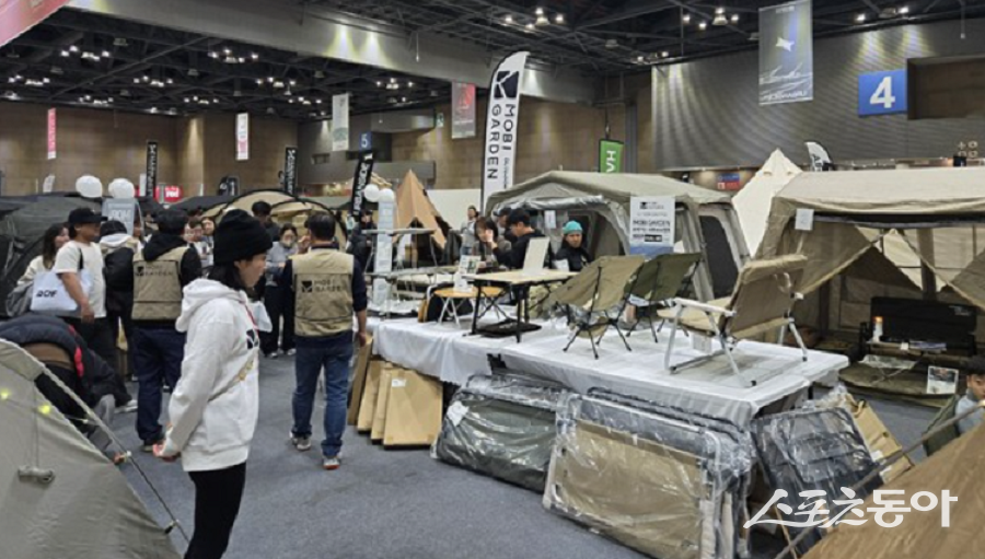 킨텍스 ‘고카프 파이널’에서 선보인 모비가든 전시 부스로 관람객들이 텐트와 캠핑용품을 둘러보고 있다. 사진제공｜모비가든