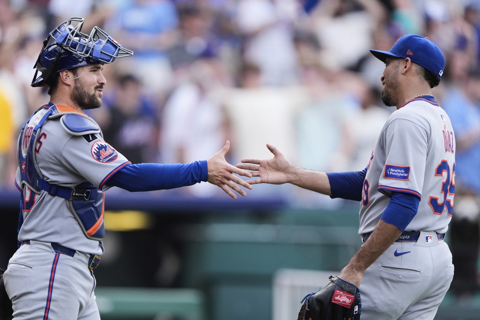 다저스가 MLB 최고 마무리투수 중 하나로 불리는 에드윈 디아즈(오른쪽)와 FA 계약에 합의하며 불펜진을 보강했다. AP뉴시스