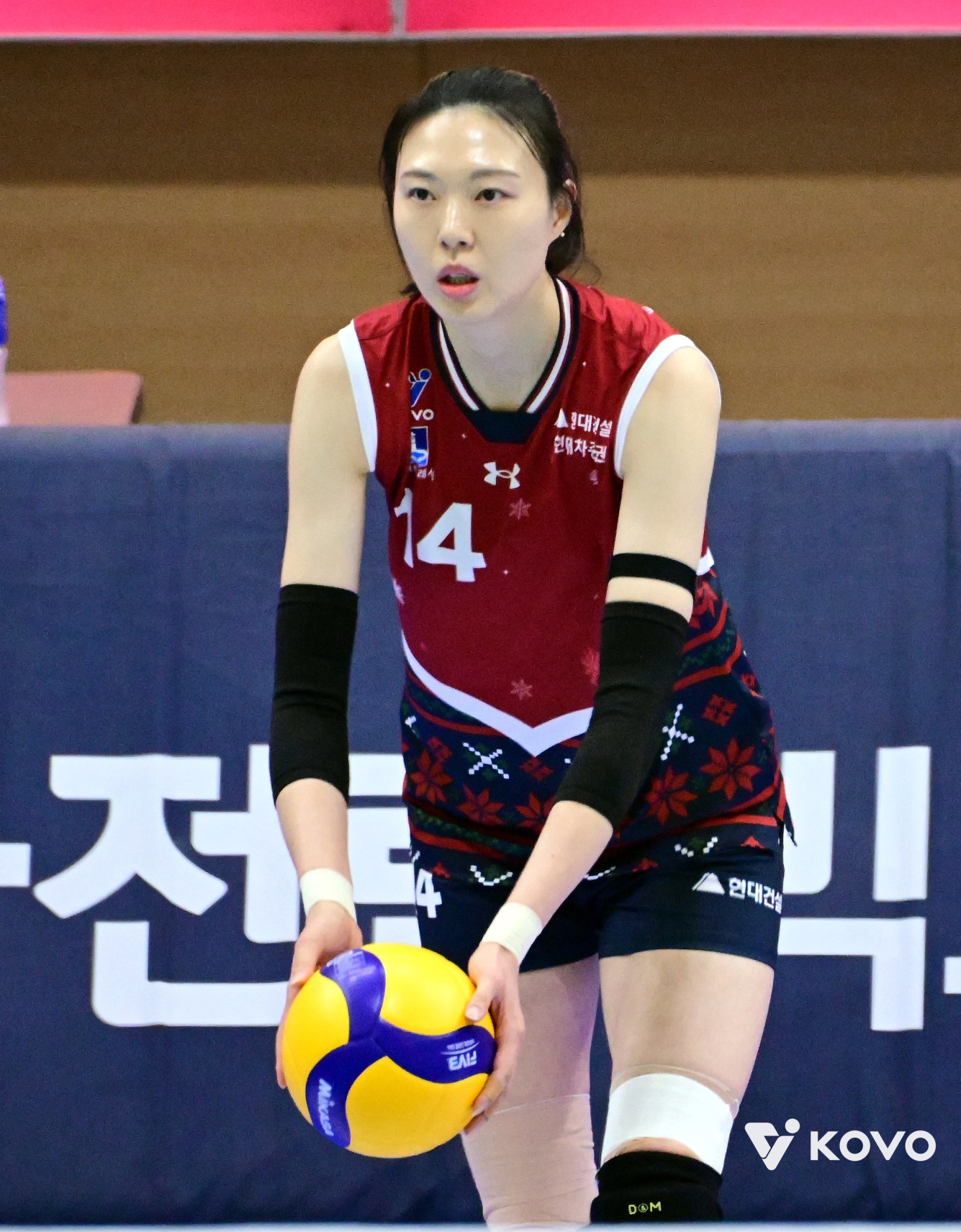 현대건설 양효진이 9일 페퍼저축은행과 홈경기 도중 서브를 준비하고 있다. 사진제공｜KOVO