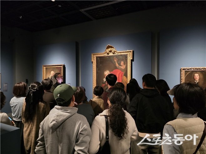 전시 도슨트 모습. (사진제공=부산시립박물관)