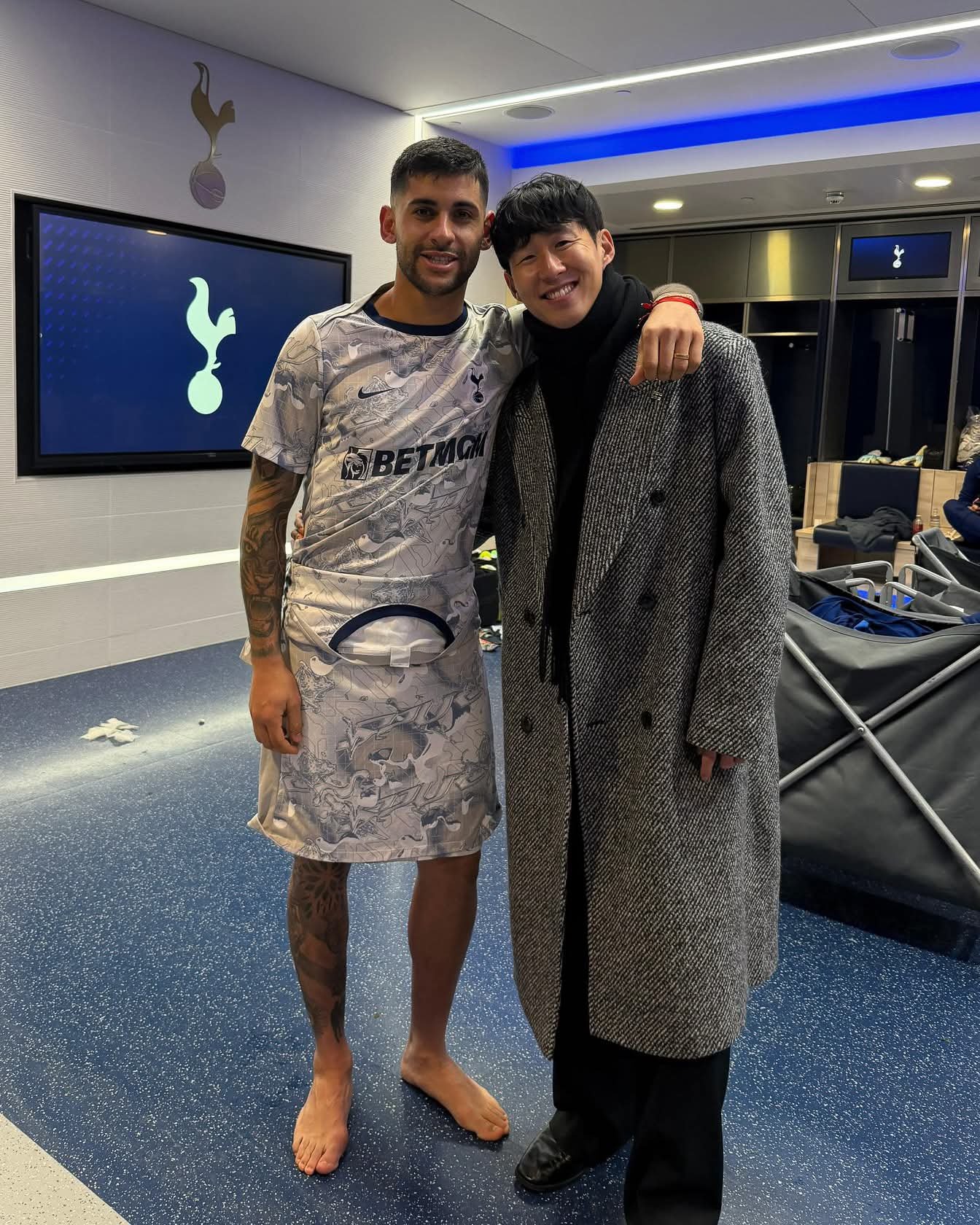 손흥민(오른쪽)이 10일(한국시간) 토트넘-슬라비아 프라하의 UCL 홈경기를 관전한 뒤 토트넘 라커룸을 찾아 자신으로부터 주장 완장을 이어받은 크리스티안 로메로와 기념촬영을 하고 있다. 사진출처|토트넘 홋스퍼 페이스북