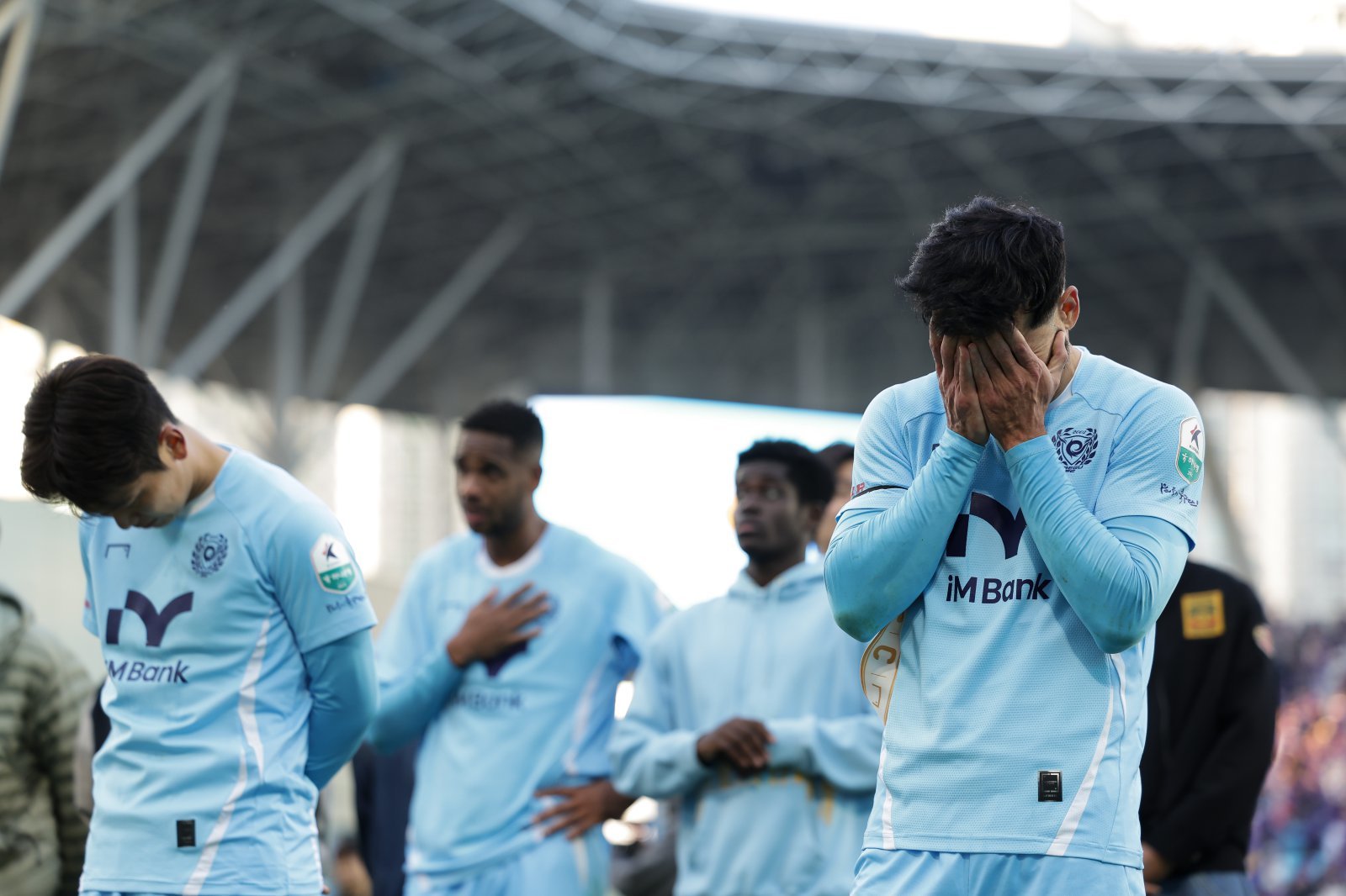 대구는 올 시즌 B팀을 운영한 까닭에 선수를 49명이나 보유했지만 정작 고비에서 쓸만한 선수는 적었다. 사진은 지난달 30일 대구아이엠뱅크파크에서 열린 안양과 K리그1 최종 38라운드 홈경기에서 패해 K리그2로 강등된 뒤 고개를 숙인 선수들. 사진제공│한국프로축구연맹