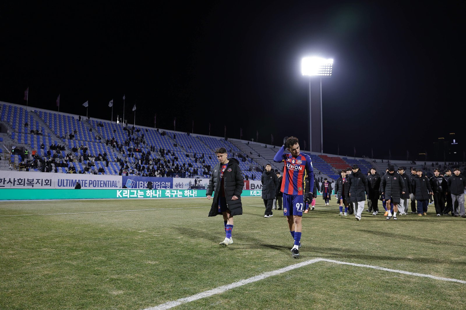 수원FC는 올 시즌 B팀을 운영한 까닭에 선수를 49명이나 보유했지만 정작 고비에서 쓸만한 선수는 적었다. 사진은 8일 수원종합운동장에서 열린 부천과 승강 PO 2차전 홈경기에서 패해 K리그2로 강등된 뒤 고개를 떨군 선수들. 사진제공│한국프로축구연맹