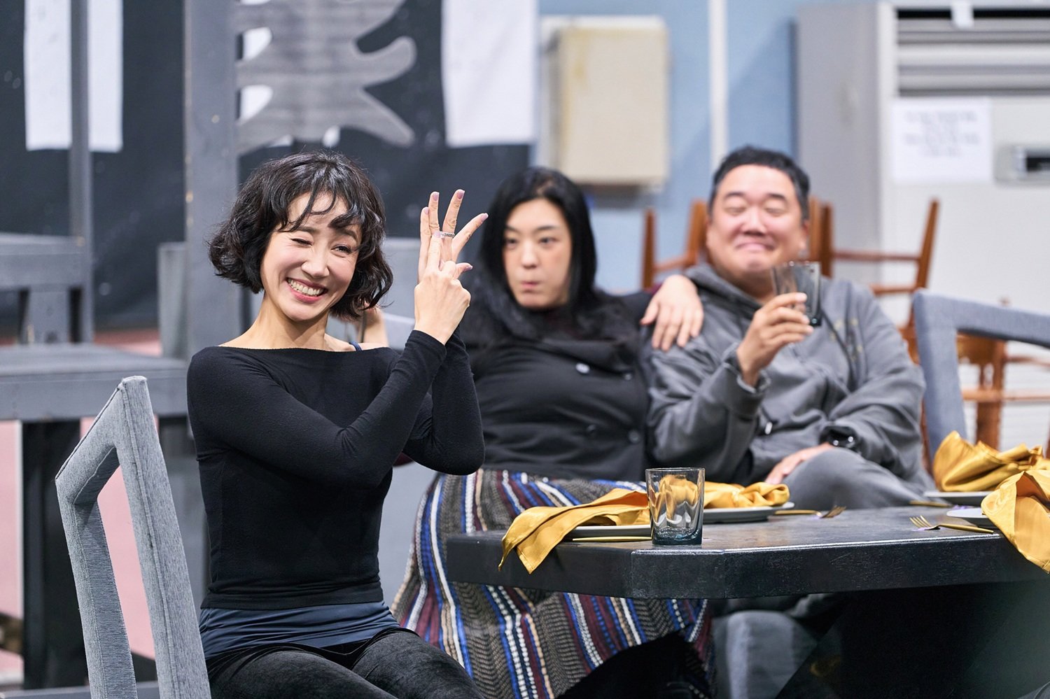 16일 개막하는 뮤지컬 ‘비틀쥬스’의 연습 현장. 정성화·정원영·김준수는 장난스럽고 기괴한 매력을 지닌 유령 ‘비틀쥬스’를 맡아 연기한다. 사진제공｜CJ ENM