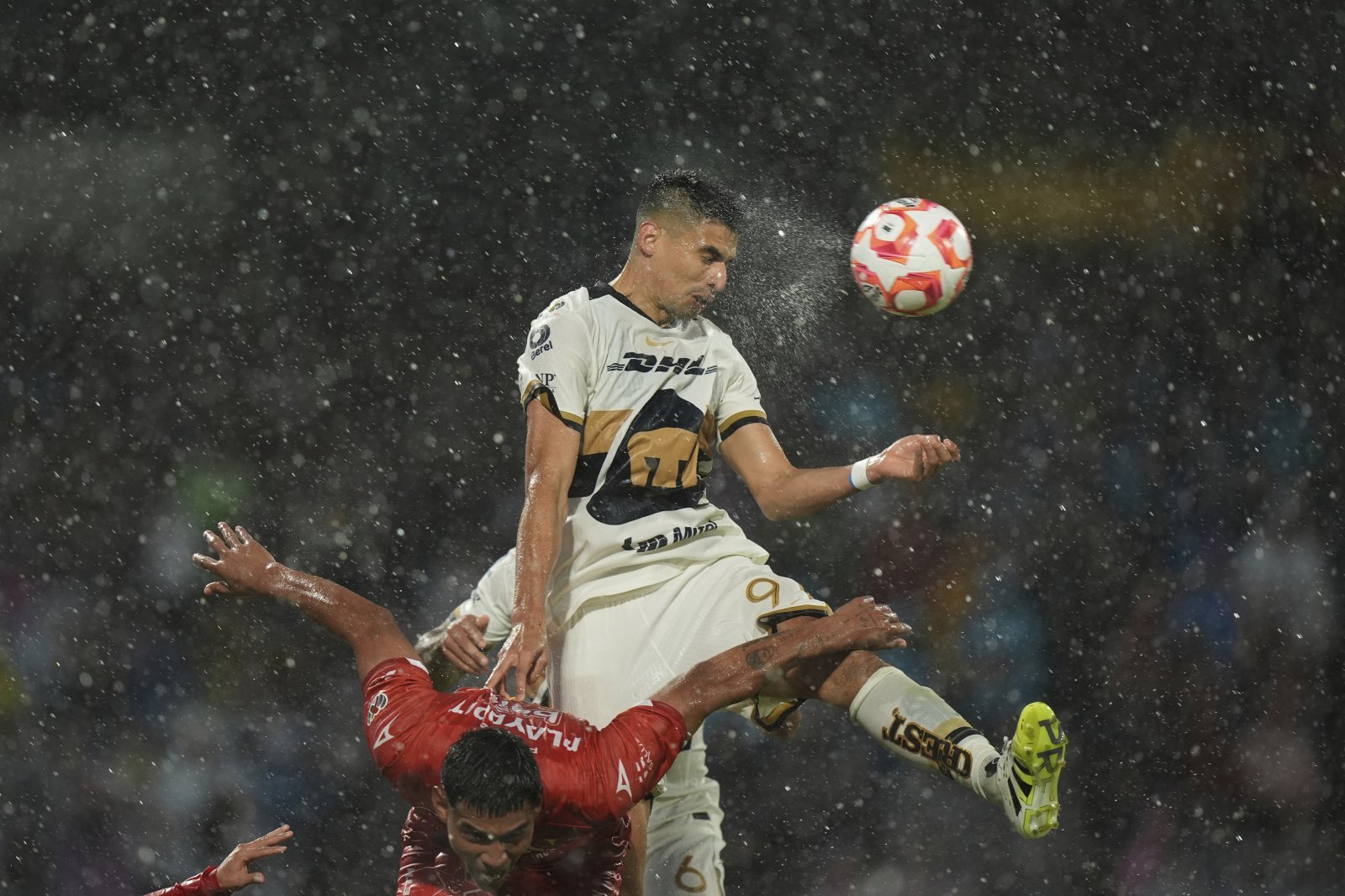 8월 10일(한국시간) 멕시코시티에서 열린 푸마스-넥카사전서 선수들이 수중전을 치르고 있다. 멕시코시티(멕시코)|AP뉴시스