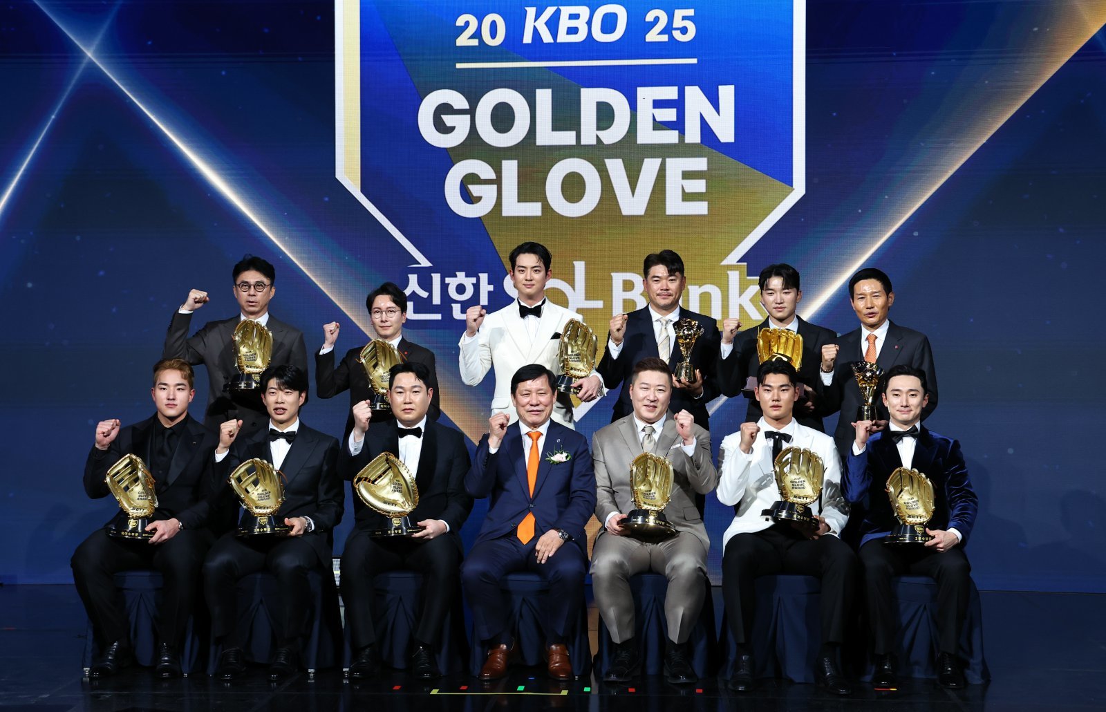 대표팀 키스톤 콤비 신민재, 김주원(아랫줄 오른쪽부터)가 9일 서울 롯데호텔월드 크리스탈볼룸에서 열린 KBO 골든글러브 시상식에서 2루수, 유격수 부문 수상자로 선정된 뒤 기념사진을 촬영하고 있다. 뉴시스