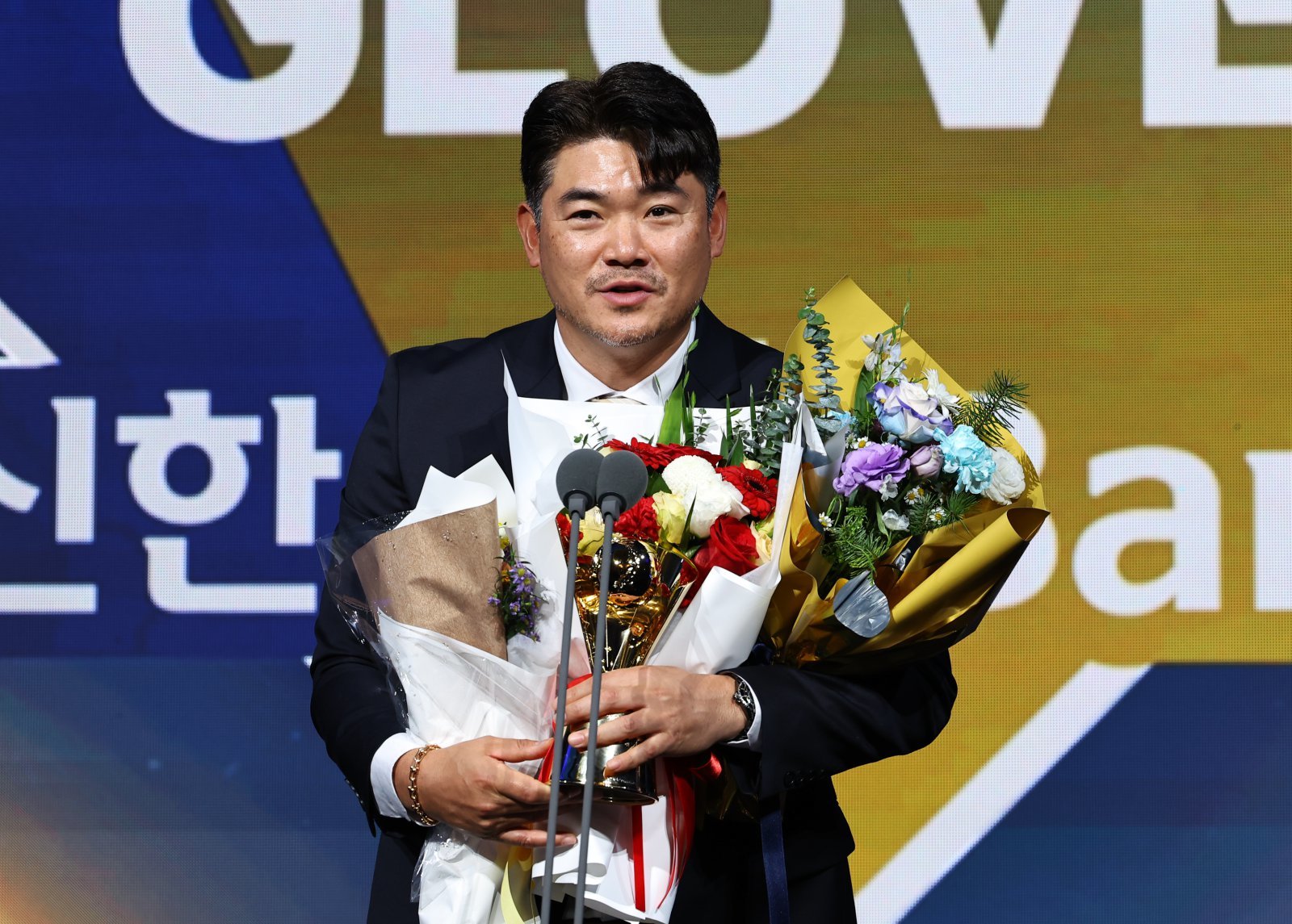 SSG 노경은이 9일 서울 송파구 롯데호텔 월드 크리스탈볼룸에서 열린 ‘2025 신한 SOL KBO 골든글러브 시상식’에서 페어플레이상을 수상한 뒤 소감을 밝히고 있다. 뉴시스