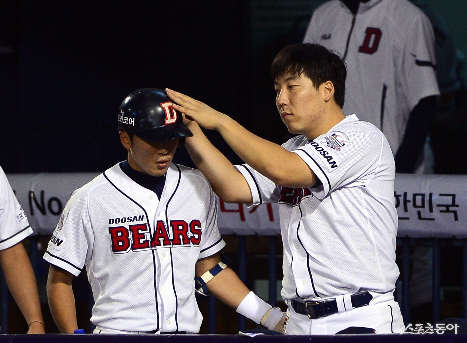 두산 시절이던 2015년 김현수(오른쪽)가 허경민을 격려하고 있다. 스포츠동아DB