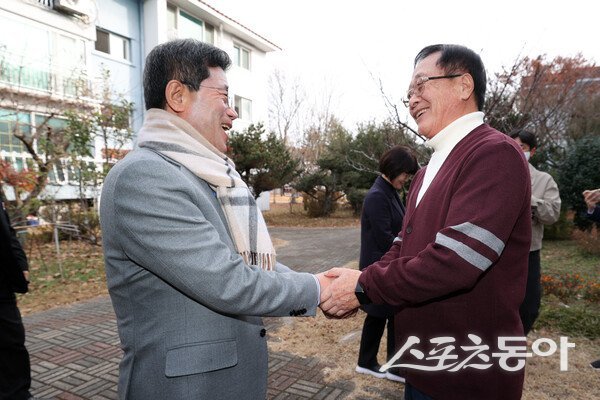 정안화 광양시장이 호남지역에서 유일하게 생존해 있는 태극무공훈장 수훈자를 직접 위문 하고 있다. 사진제공=광양시