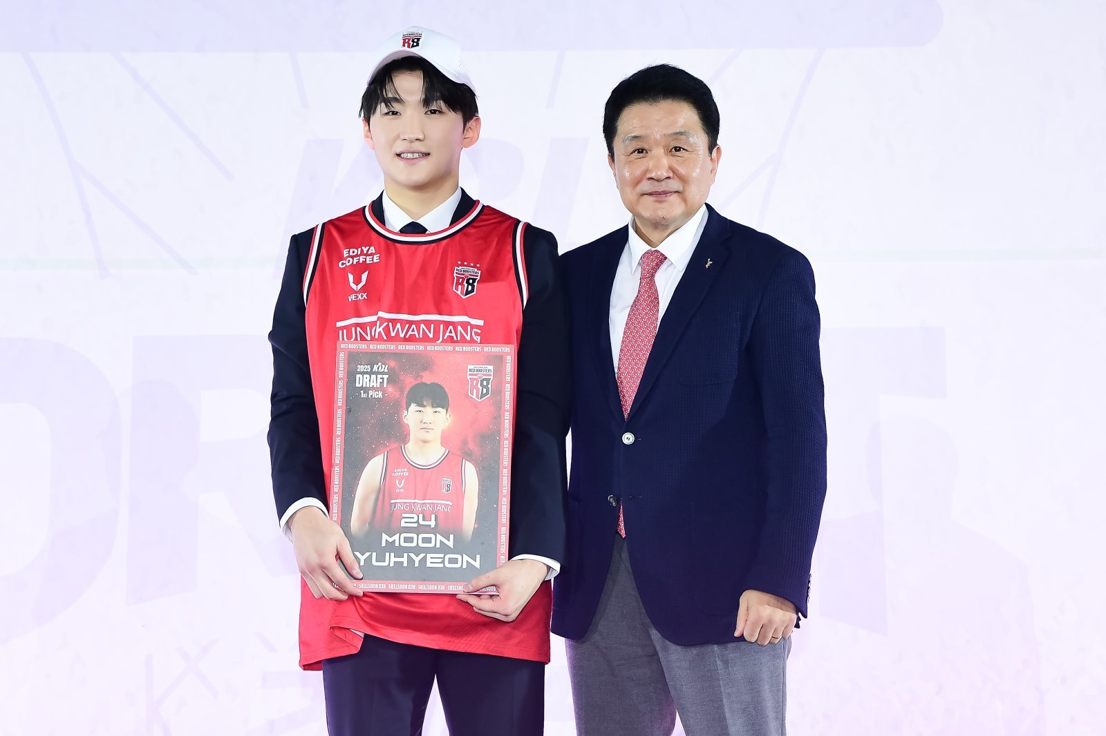 정관장은 특급 신인 문유현(왼쪽)의 데뷔를 기다리고 있다. 앞선이 강한 라인업에 더욱 활력을 불어넣을 것으로 기대받는다. 사진제공|KBL