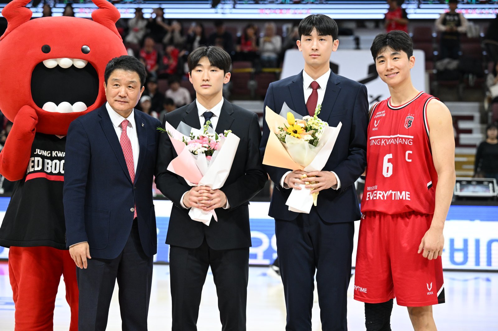 정관장은 특급 신인 문유현(왼쪽 두 번째)의 데뷔를 기다리고 있다. 앞선이 강한 라인업에 더욱 활력을 불어넣을 것으로 기대받는다. 사진제공|KBL