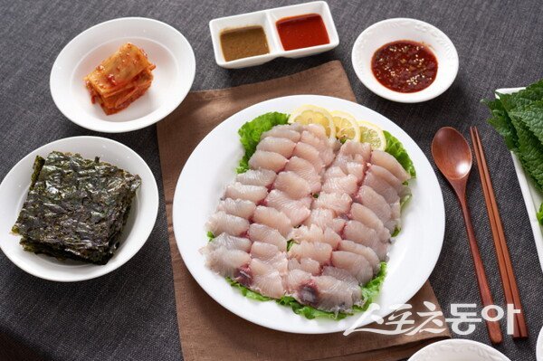 겨울철 차가운 고흥 앞바다에서 잡힌 삼치는 살이 부드럽고 쫄깃해 이 지역의 대표적인 겨울철 별미로 손꼽힌다.  사진제공=고흥군