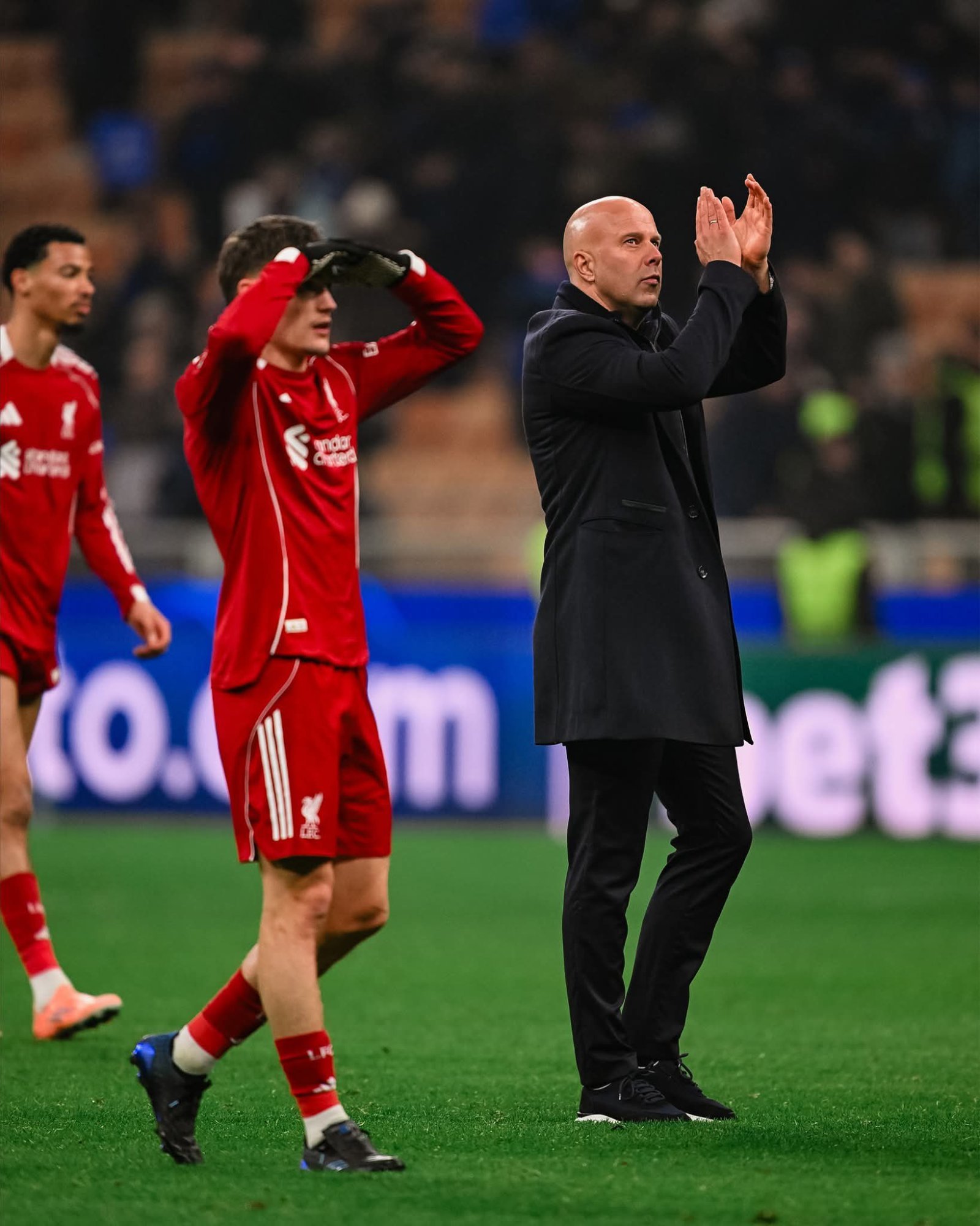 아르네 슬롯 감독(오른쪽) 체제에서 모하메드 살라는 정말 설 자리가 없을까? 일단 살라를 선발에서 제외한 뒤 흐름이 나쁘지 않다. 사진출처|리버풀 페이스북