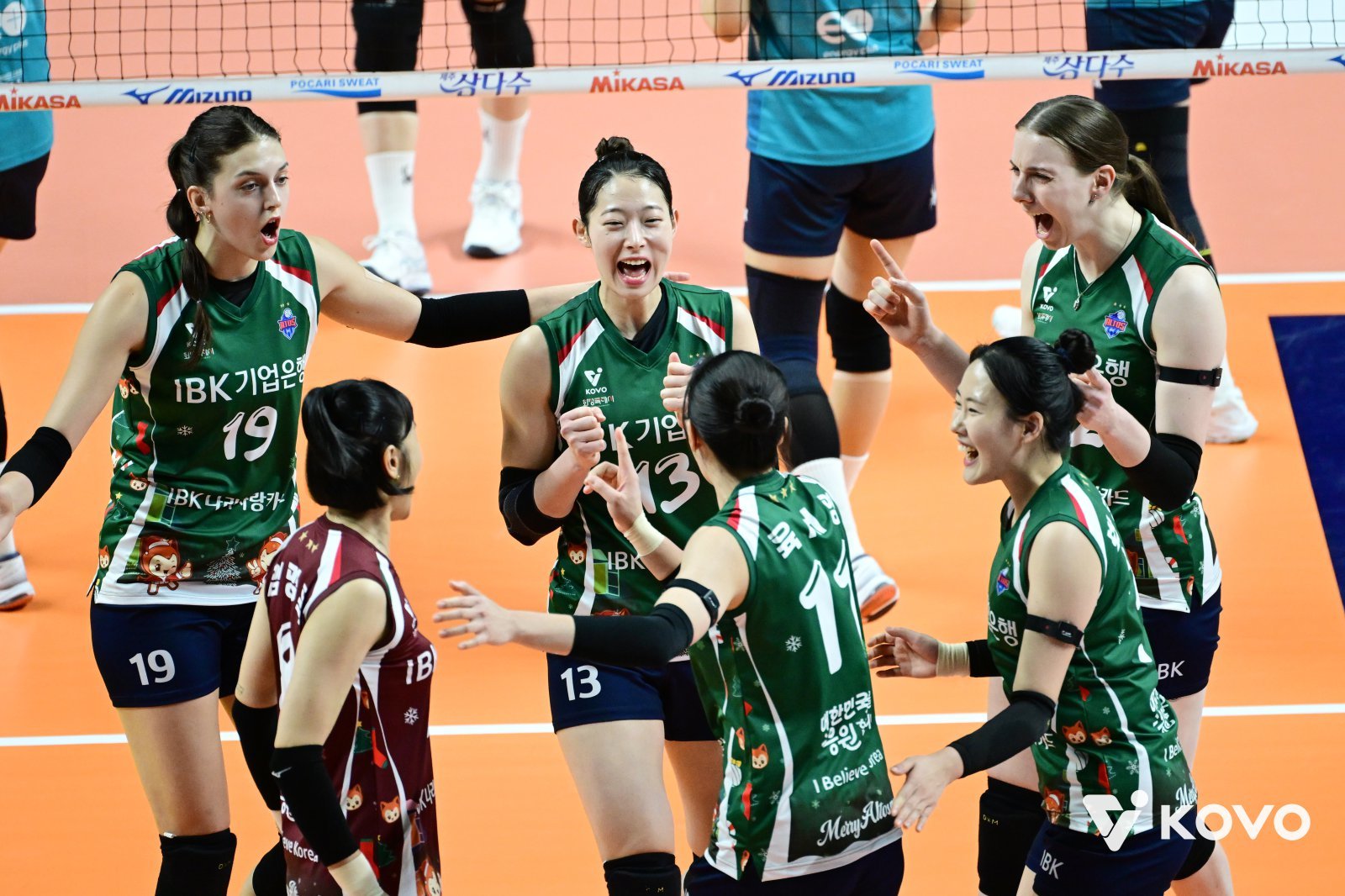 IBK기업은행 선수들이 10일 GS칼텍스와 원정경기 도중 득점한 뒤 기뻐하고 있다. 사진제공｜KOVO