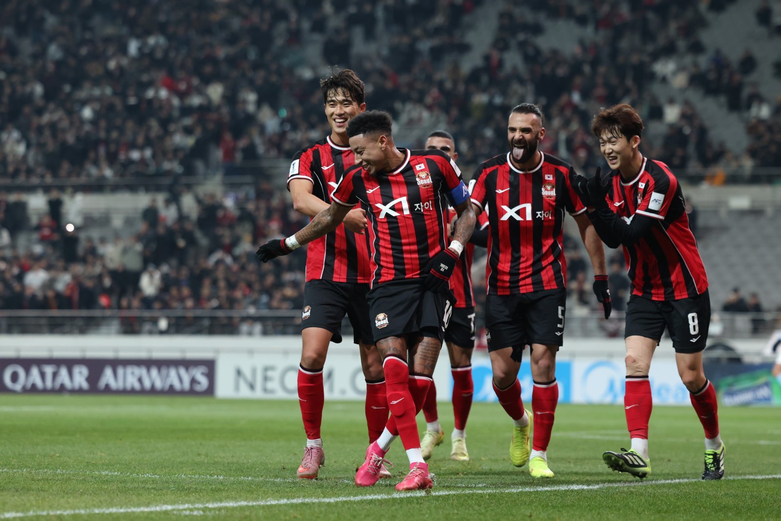 서울 린가드(앞)가 10일 서울월드컵경기장에서 열린 멜버른 시티와 ACLE 홈경기에서 전반 31분 선제골을 넣은 뒤 기뻐하고 있다. 그는 고별전에서 득점을 기록하며 팬들에게 골과 승점을 안기고 떠났다. 사진제공│한국프로축구연맹