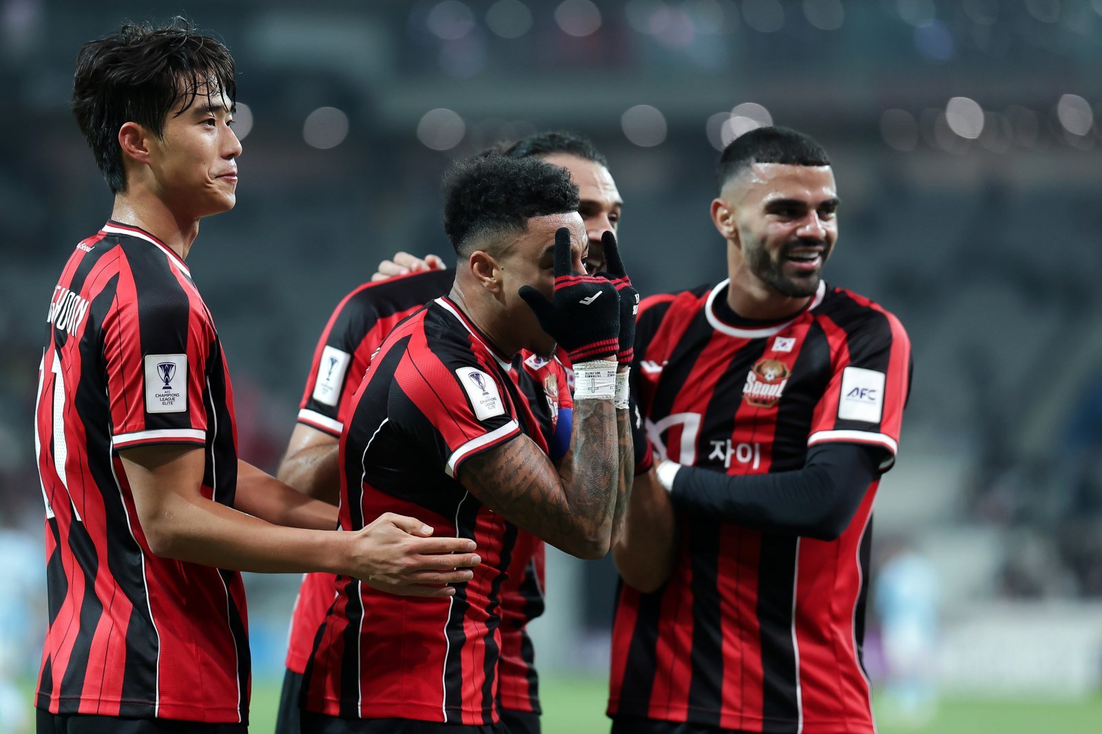 서울 린가드(앞)가 10일 서울월드컵경기장에서 열린 멜버른 시티와 ACLE 홈경기에서 전반 31분 선제골을 넣은 뒤 기뻐하고 있다. 그는 고별전에서 득점을 기록하며 팬들에게 골과 승점을 안기고 떠났다. 사진제공│한국프로축구연맹