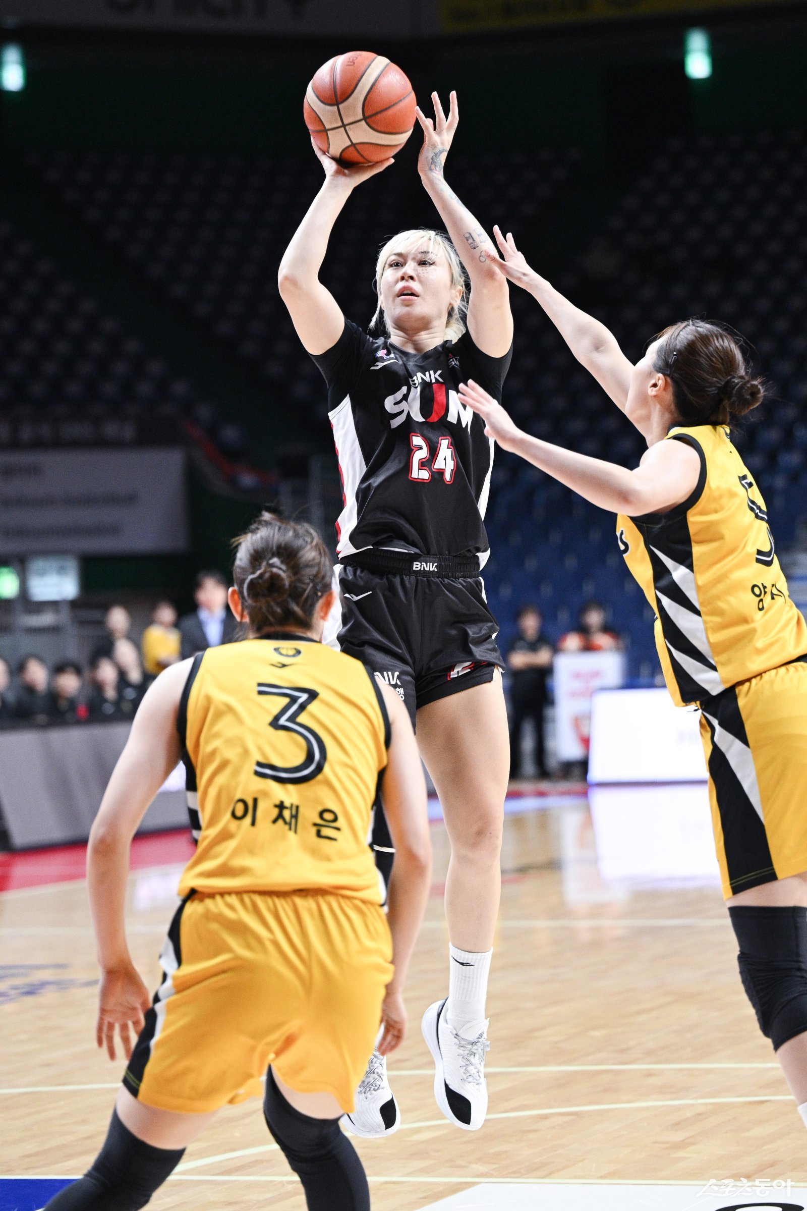 BNK 썸 김소니아가 10일 사직체육관에서 열린 KB스타즈전 도중 슛을 시도하고 있다. BNK 썸은 김소니아의 활약에 힘입어 KB스타즈를 꺾고 공동 2위에 올랐다. 사진제공|WKBL
