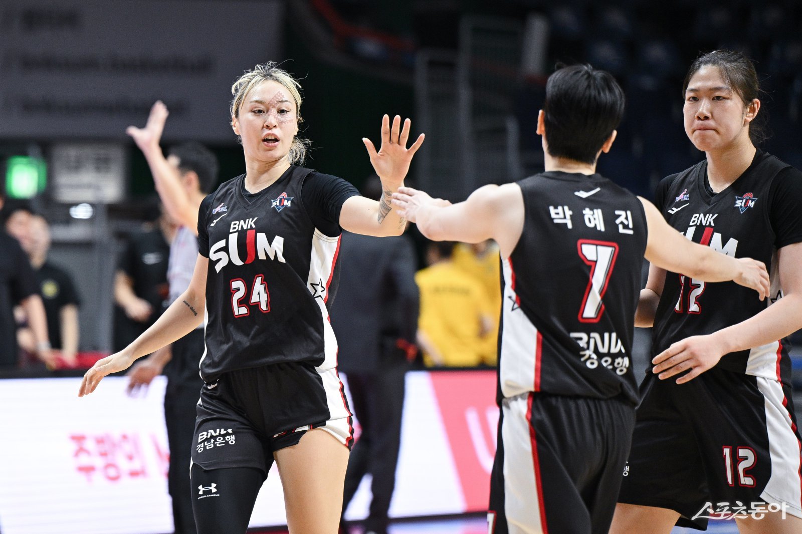 BNK 썸 선수들이 10일 사직체육관에서 열린 KB스타즈전 도중 득점을 올린 뒤 손뼉을 마주치고 있다. 사진제공|WKBL