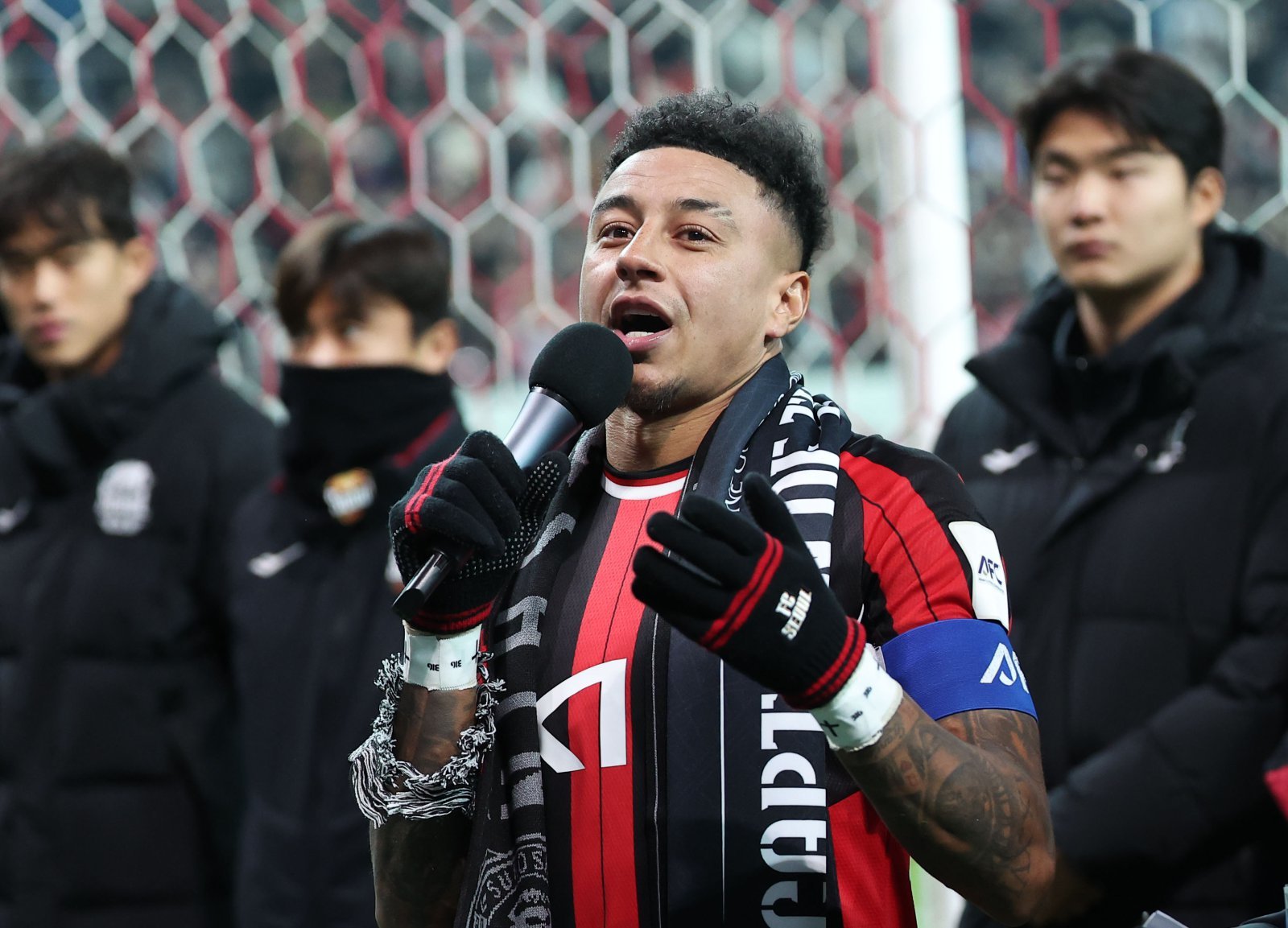 서울 린가드가 10일 서울월드컵경기장에서 열린 멜버른 시티와 ACLE 홈경기에서 고별전을 치른 뒤 팬들에게 인사하고 있다. 상암│뉴시스