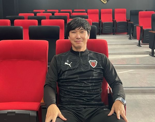 김성재 포항 스틸러스 수석코치가 ‘스틸러스 리그 4위, ACL 16강행 기념 인터뷰’가 끝난 후 미소 짓고 있는 모습. 사진ㅣ정다원 기자