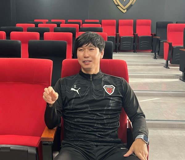 김성재 포항 스틸러스 수석코치가 ‘스틸러스 리그 4위, ACL 16강행 기념 인터뷰’에서 이야기하고 있는 모습. 사진ㅣ정다원 기자