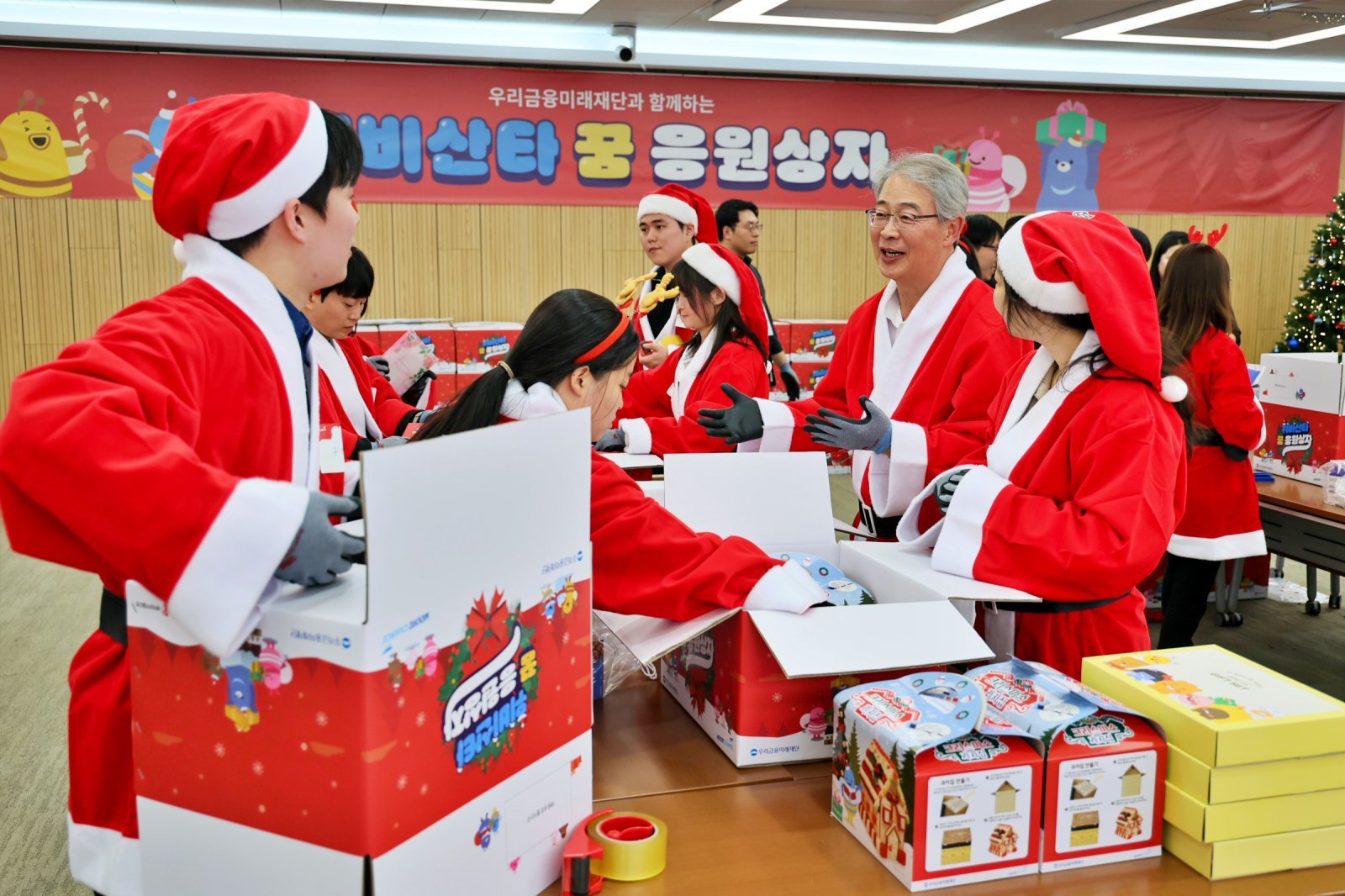 자립준비청년들과 함께 ‘꿈 응원상자’를 포장하고 있는 임종룡 우리금융 회장. 사진제공｜우리금융