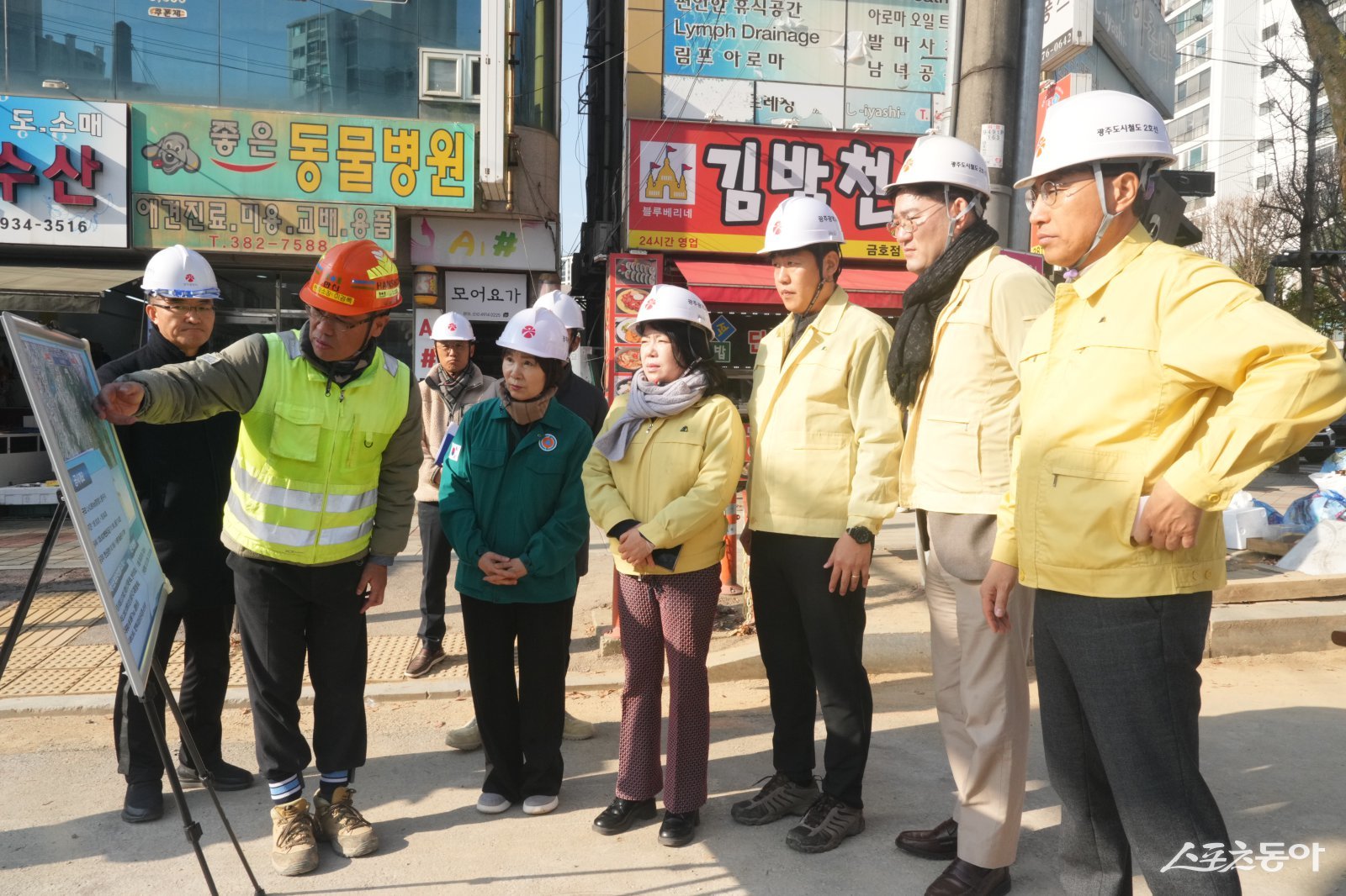 광주광역시의회 산업건설위원회가 지난 10일 도시철도 2호선 1단계 공사가 진행 중인 2공구와 3공구 현장을 방문해 점검하고 있다. 사진제공=광주광역시의회