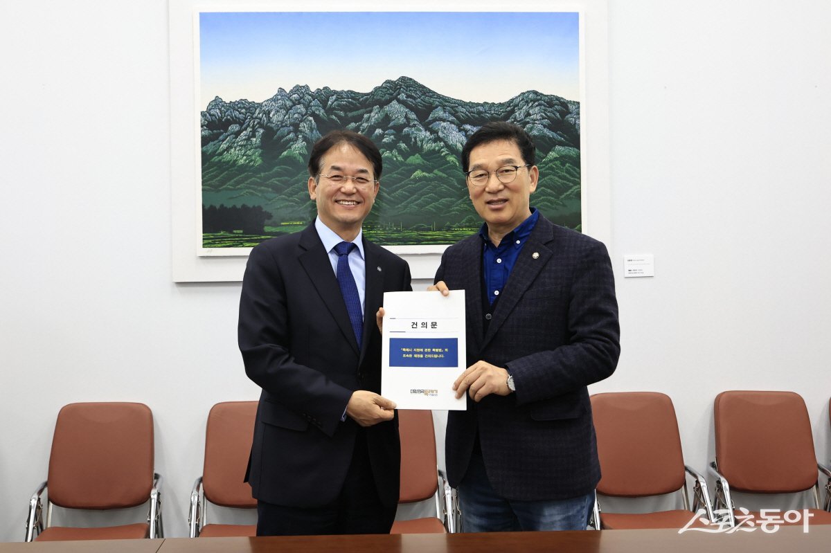 이동환 고양시장(왼쪽)은 10일 국회에서 신정훈 국회 행정안전위원회 위원장에게 ‘특례시 지원 특별법’제정 건의문 전달하고 있다. 사진제공ㅣ고양시 