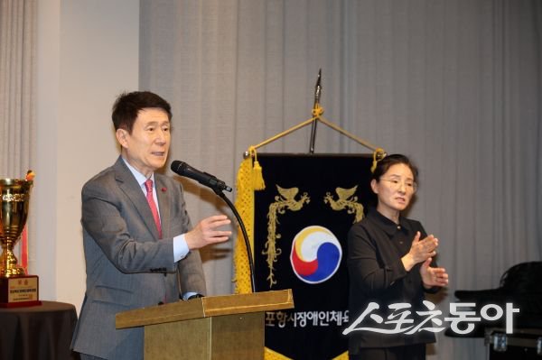 ‘2025 포항시 장애인 체육인의 밤’ 행사가 지난 10일 라메르웨딩에서 개최돼 이강덕 시장이 이야기하고 있는 모습. 사진제공ㅣ포항시