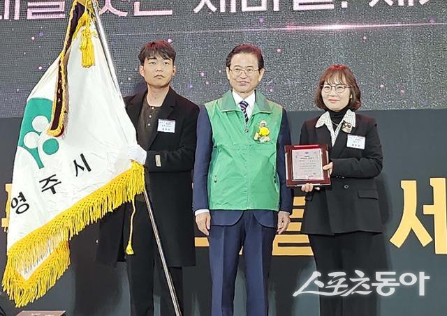 영주시 관계자가 9일 경상북도 새마을운동 종합평가에서 최우수상을 수상한 후 이철우 도지사와 함께 기념사진을 찍고 있는 모습. 사진제공ㅣ영주시