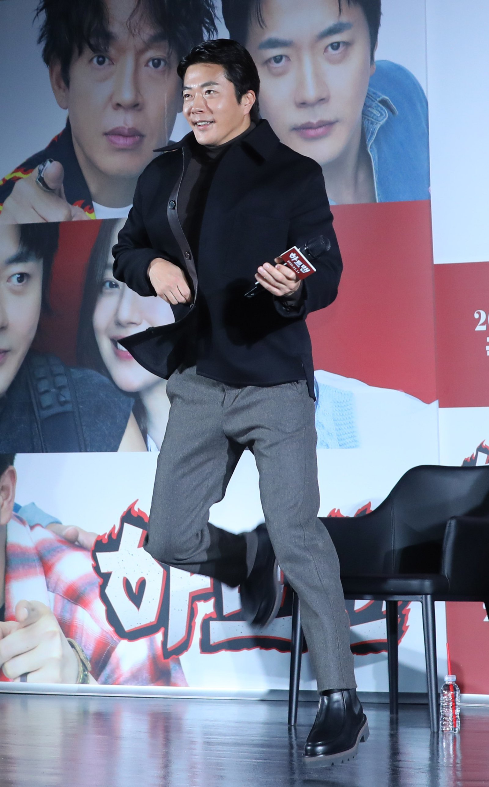 [서울=뉴시스] 김혜진 기자 = 배우 권상우가 11일 오전 서울 광진구 롯데시네마 건대입구에서 열린 영화 ‘하트맨’(감독 최원섭) 제작보고회에서 안무를 선보이고 있다. 2025.12.11. jini@newsis.com