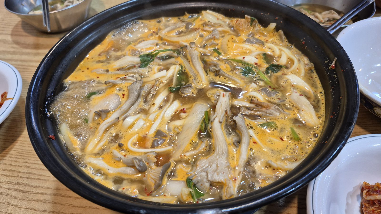 공항칼국수의 버섯칼국수 3인분. 모두들 이걸 먹고 있으니, 고민하지 말고 주문하자