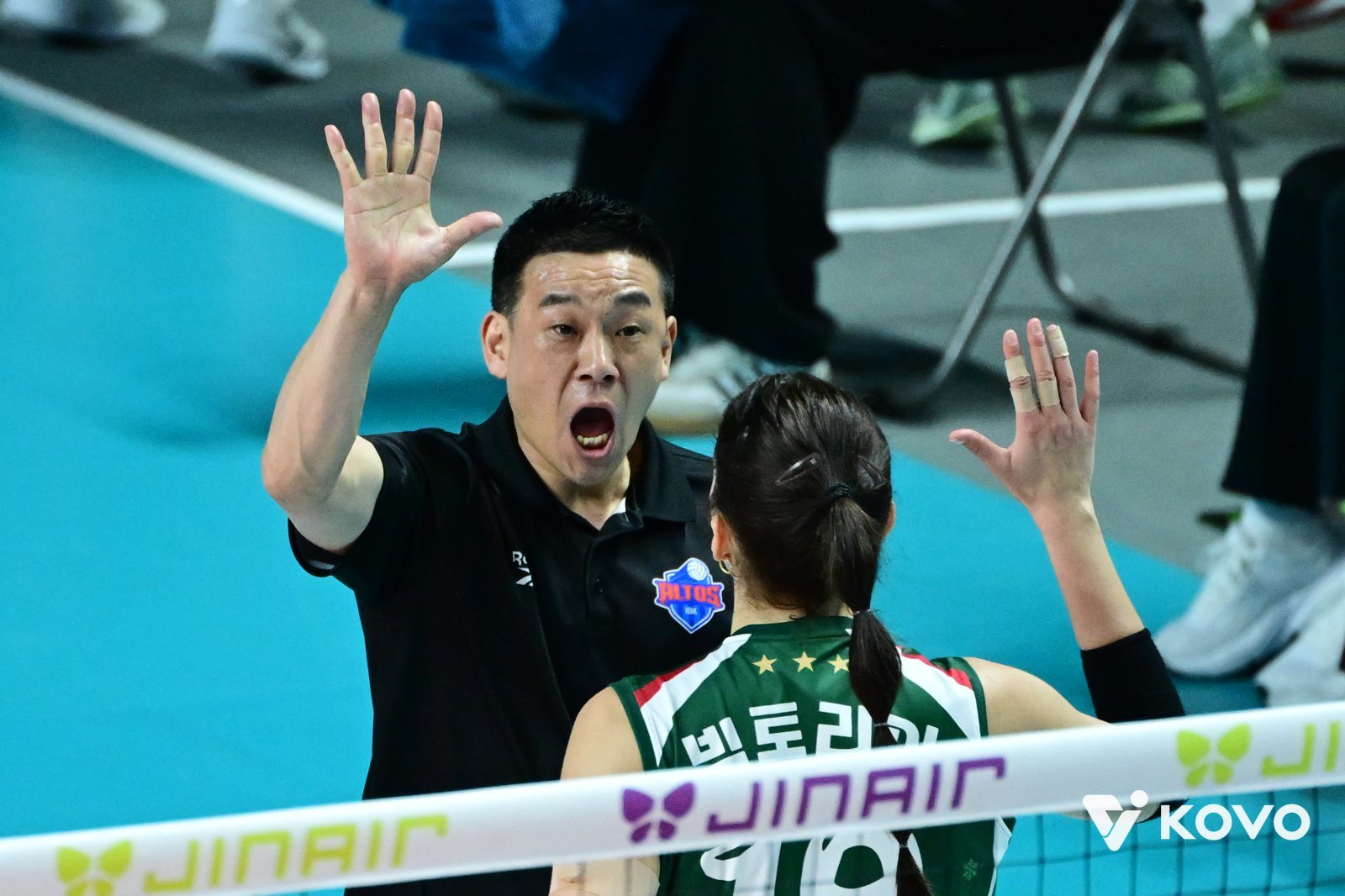 IBK기업은행 여오현 감독대행이 10일 GS칼텍스와 원정경기 도중 빅토리아와 손뼉을 마주치고 있다. 사진제공|KOVO