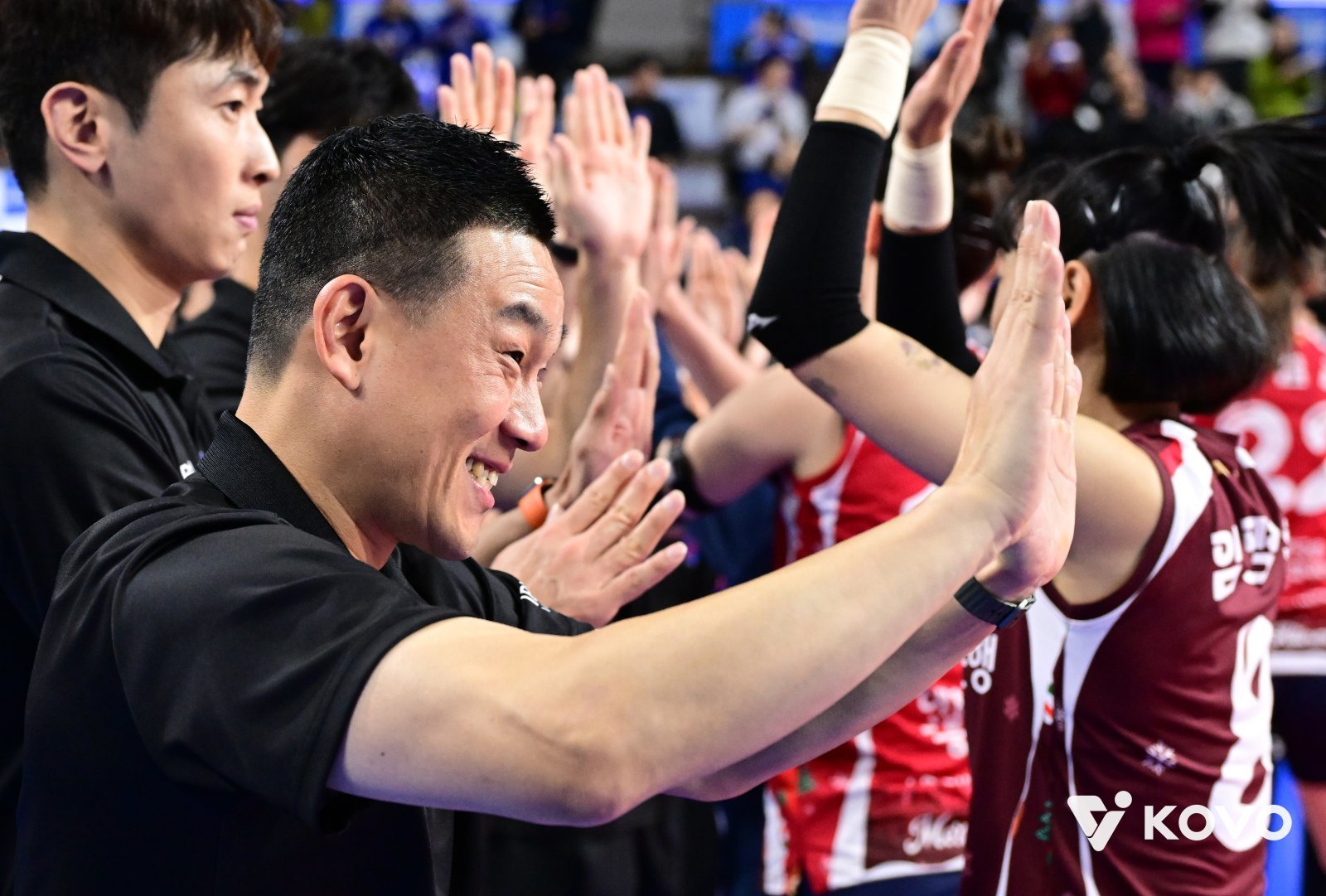 IBK기업은행 여오현 감독대행이 4일 정관장과 홈경기에 앞서 선수들과 손뼉을 마주치며 격려하고 있다. 사진제공|KOVO