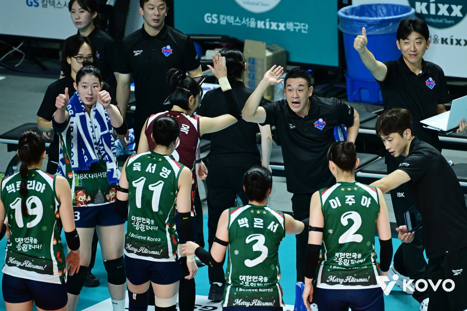 IBK기업은행 여오현 감독대행(가운데)이 10일 GS칼텍스와 원정경기 도중 선수들에게 작전을 지시하고 있다. 사진제공|KOVO