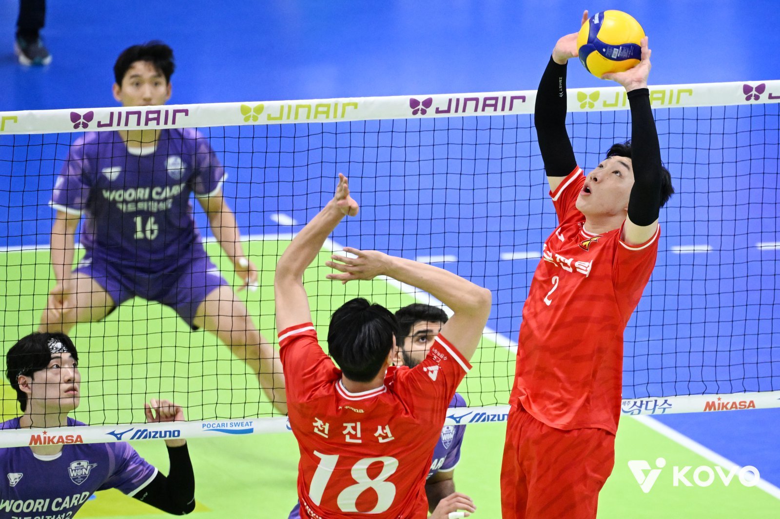 한국전력 세터 김주영(오른쪽)은 이번 시즌 주전 자리를 하승우에게 내줬지만 백업 세터로서 제 몫을 하고자 덤덤히 시즌을 치르고 있다. 사진제공│KOVO