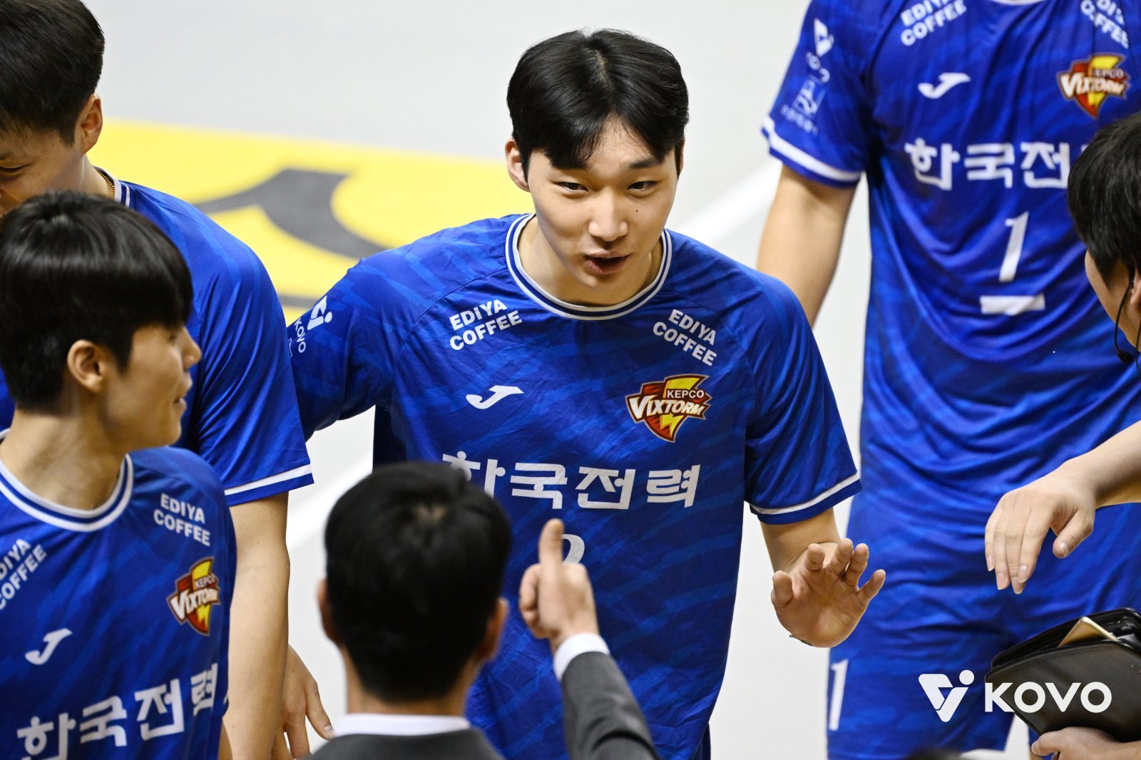 한국전력 세터 김주영(가운데)은 이번 시즌 주전 자리를 하승우에게 내줬지만 백업 세터로서 제 몫을 하고자 덤덤히 시즌을 치르고 있다. 사진제공│KOVO