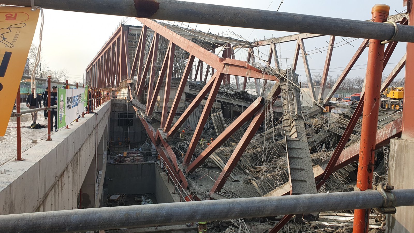 11일 오후 광주 서구 치평동 광주대표도서관 건설 현장에서 콘크리트 타설 작업 중 구조물 붕괴 사고가 나 소방 당국이 매몰된 것으로 추정되는 작업자 4명을 구조 중이다.  뉴시스