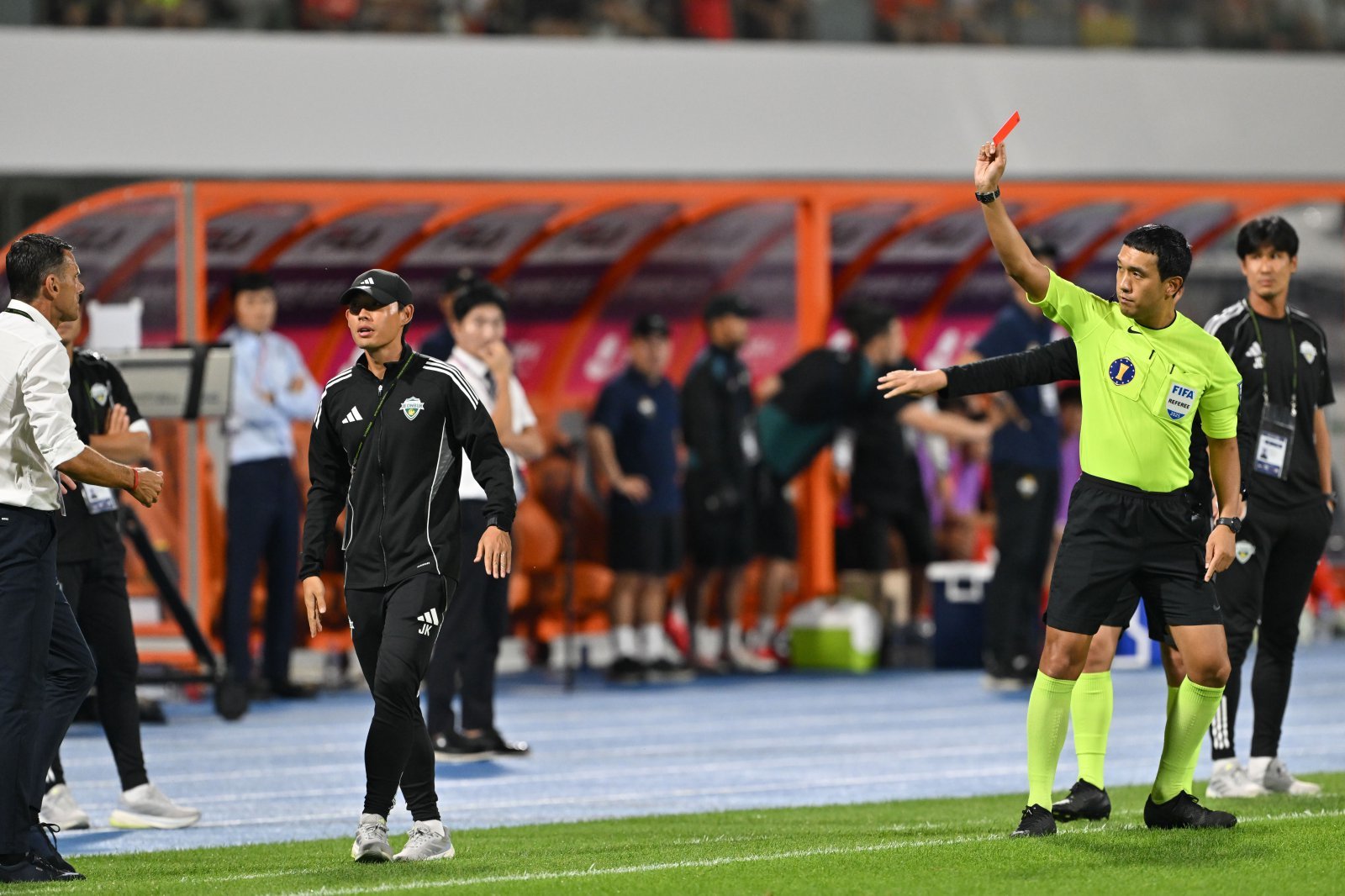 거스 포옛 전 전북 감독(왼쪽)이 8월 27일 강릉하이원아레나에서 열린 강원과 코리아컵 4강 2차전 원정경기 도중 김우성 주심으로부터 레드카드를 받고 있다. 김 주심은 11월 8일 K리그1 전북-대전하나시티즌전에선 전북 타리코 코치를 퇴장시켰다. 사진제공|대한축구협회