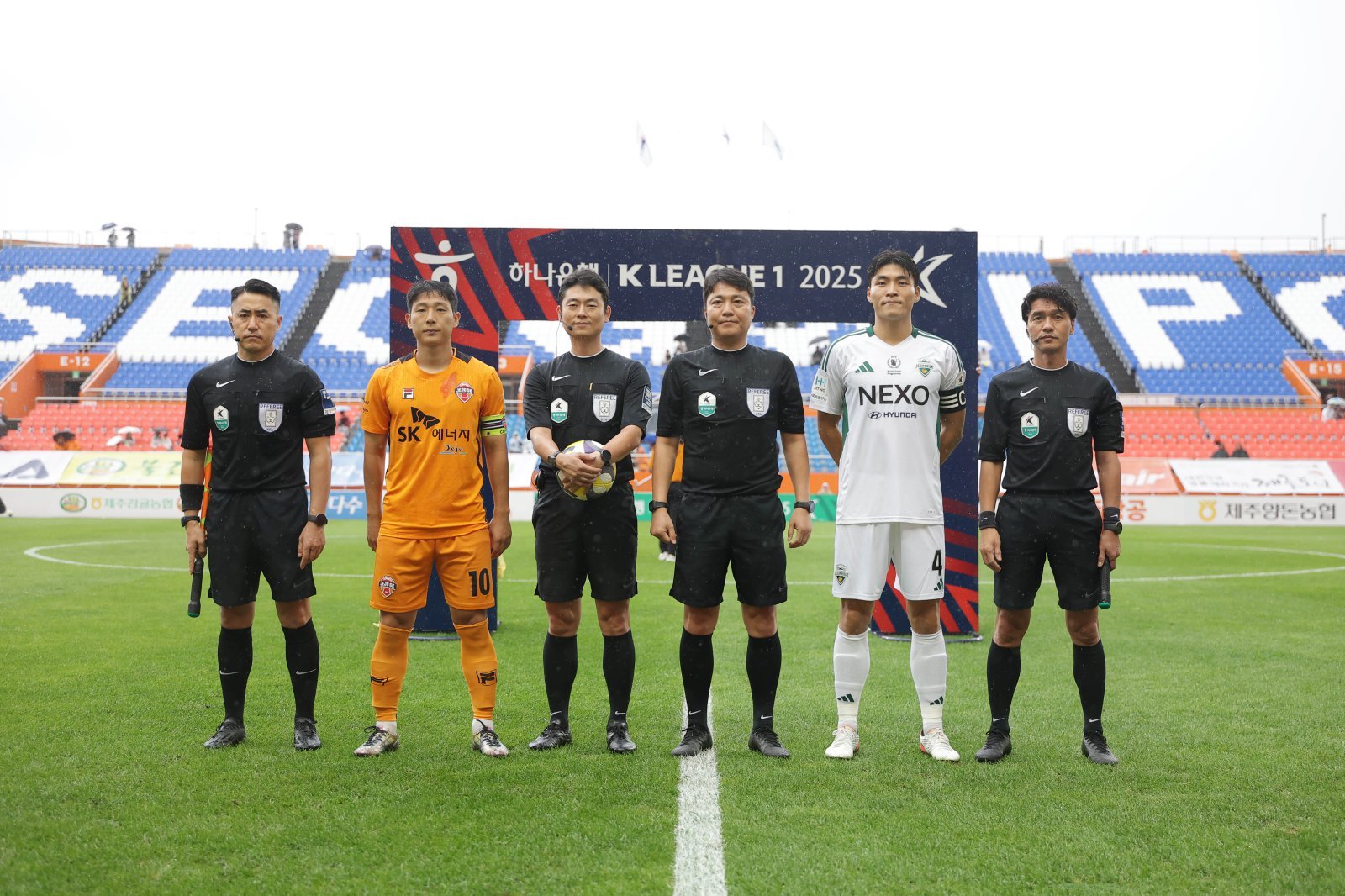 상대 발목을 가격해도 파울이 아닐 수 있고, 오심을 VAR로 바로잡지 않아도 된다는 걸 보여준 10월 3일 제주SK-전북 현대전을 앞두고 이동준 주심(왼쪽 4번째) 등 심판진이 킥오프를 앞두고 양팀 주장들과 기념촬영을 하고 있다. 사진제공|한국프로축구연맹