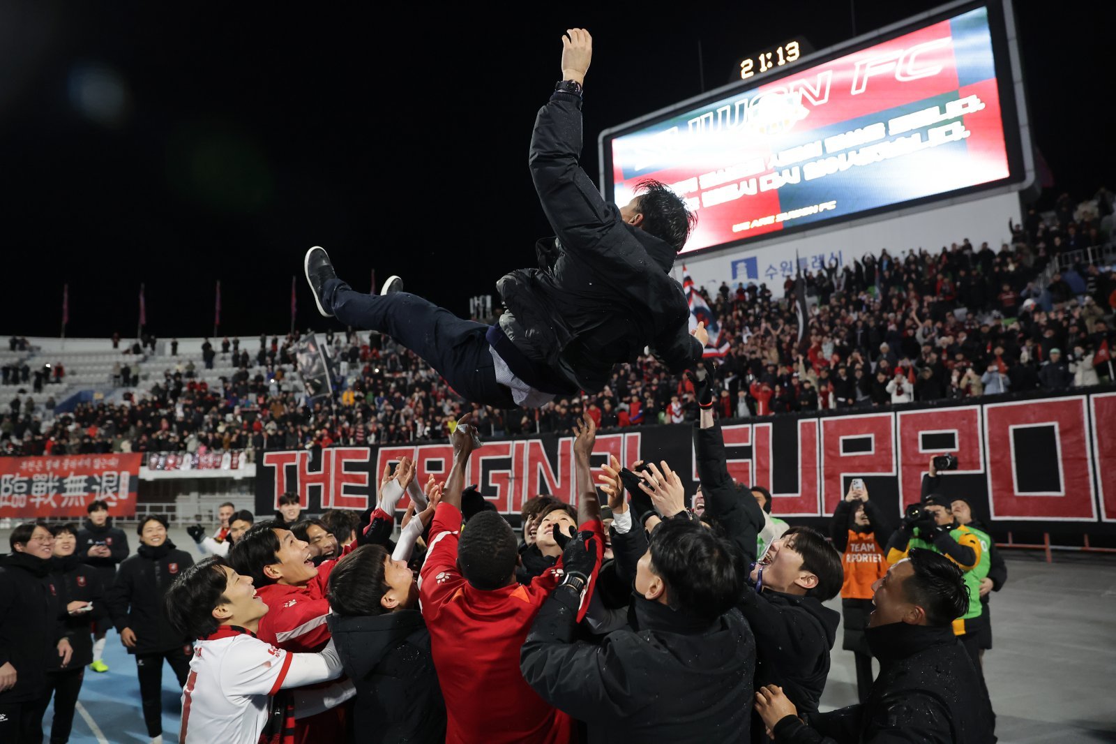 K리그2 팀들은 최대 4팀에게 승격기회가 주어진 내년을 벼른다. 사진은 올해 수원FC와 승강 PO에서 승리해 승격한 부천 선수들. 사진제공│한국프로축구연맹