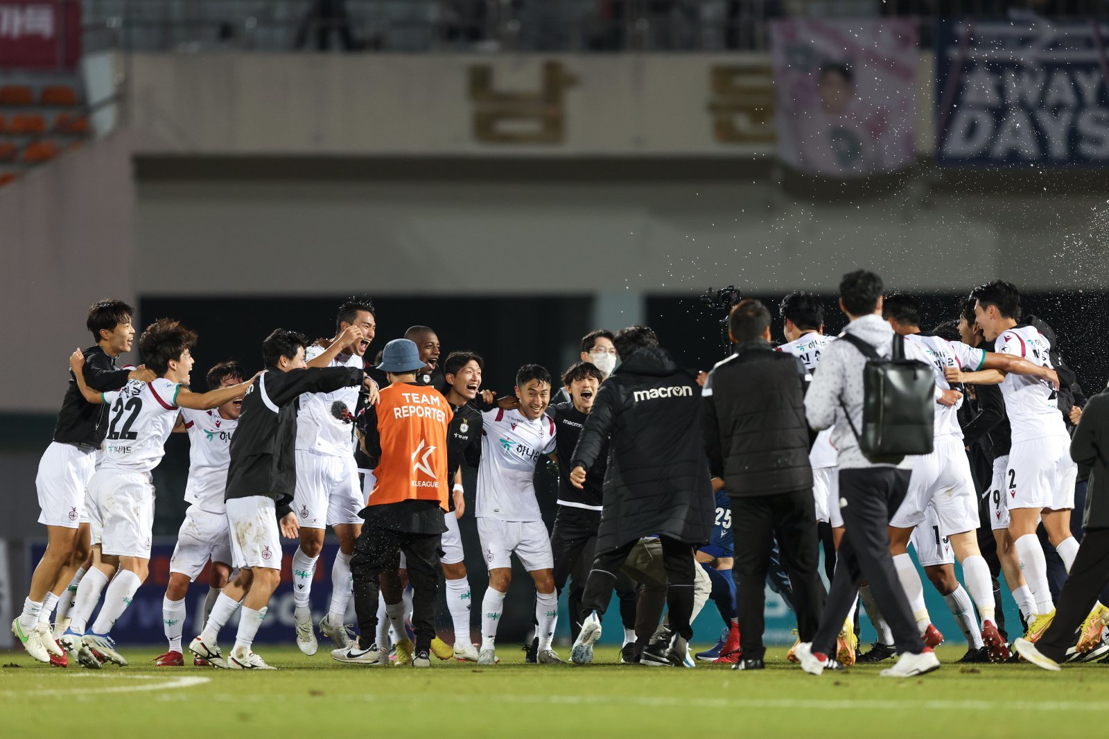 K리그2 팀들은 최대 4팀에게 승격기회가 주어진 내년을 벼른다. 사진은 2022년 김천과 승강 PO에서 승리해 승격한 대전하나 선수들. 사진제공│한국프로축구연맹