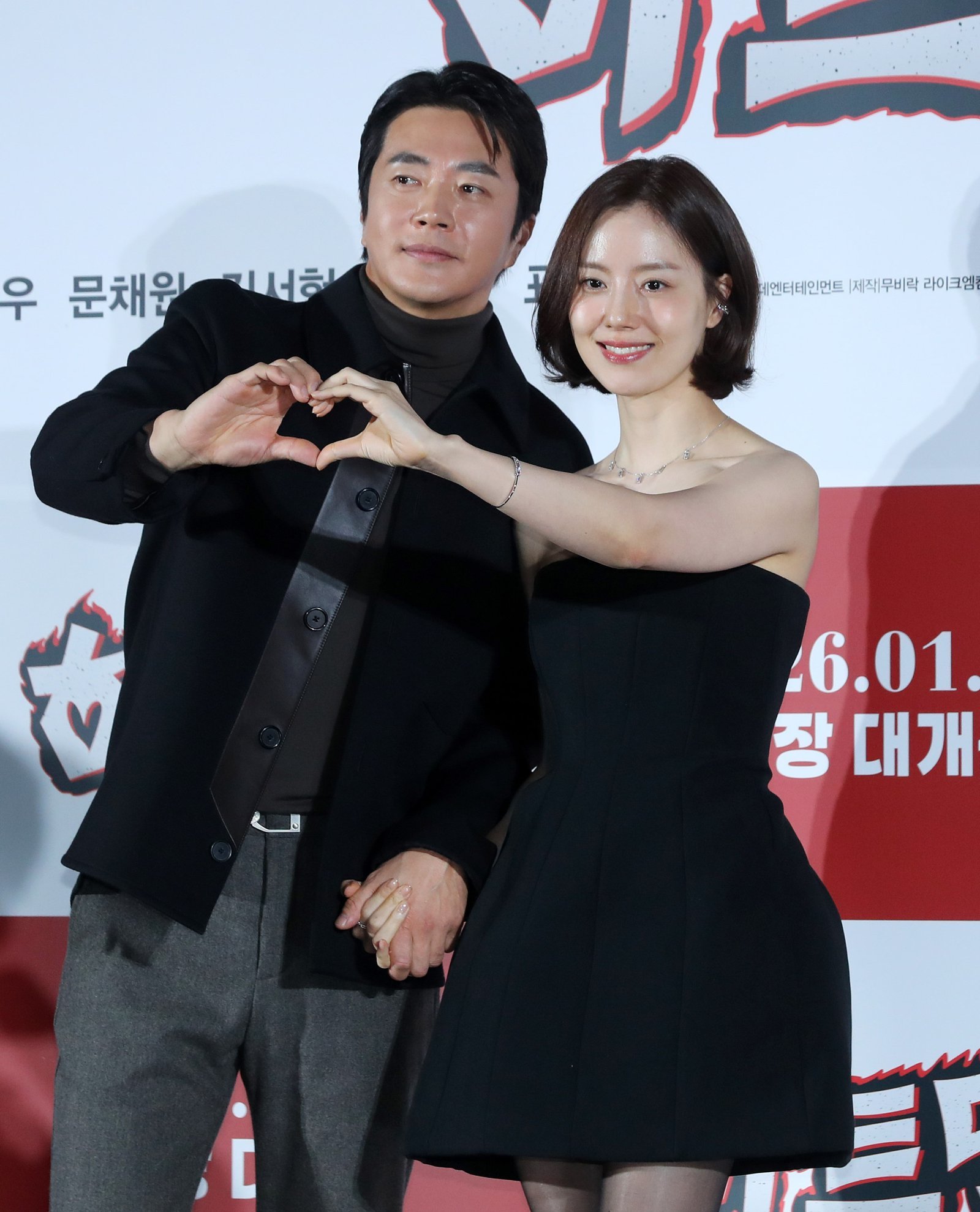 [서울=뉴시스] 김혜진 기자 = 배우 권상우(왼쪽), 문채원이 11일 오전 서울 광진구 롯데시네마 건대입구에서 열린 영화 ‘하트맨’(감독 최원섭) 제작보고회에서 포즈를 취하고 있다. 2025.12.11. jini@newsis.com