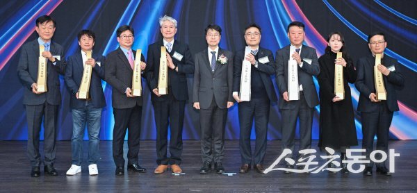 ‘제62회 대구경북 무역의 날 기념식’에서 수상자들이 수출의 탑을 받고 기념 촬영하고 있다. 사진제공 ㅣ 대구시